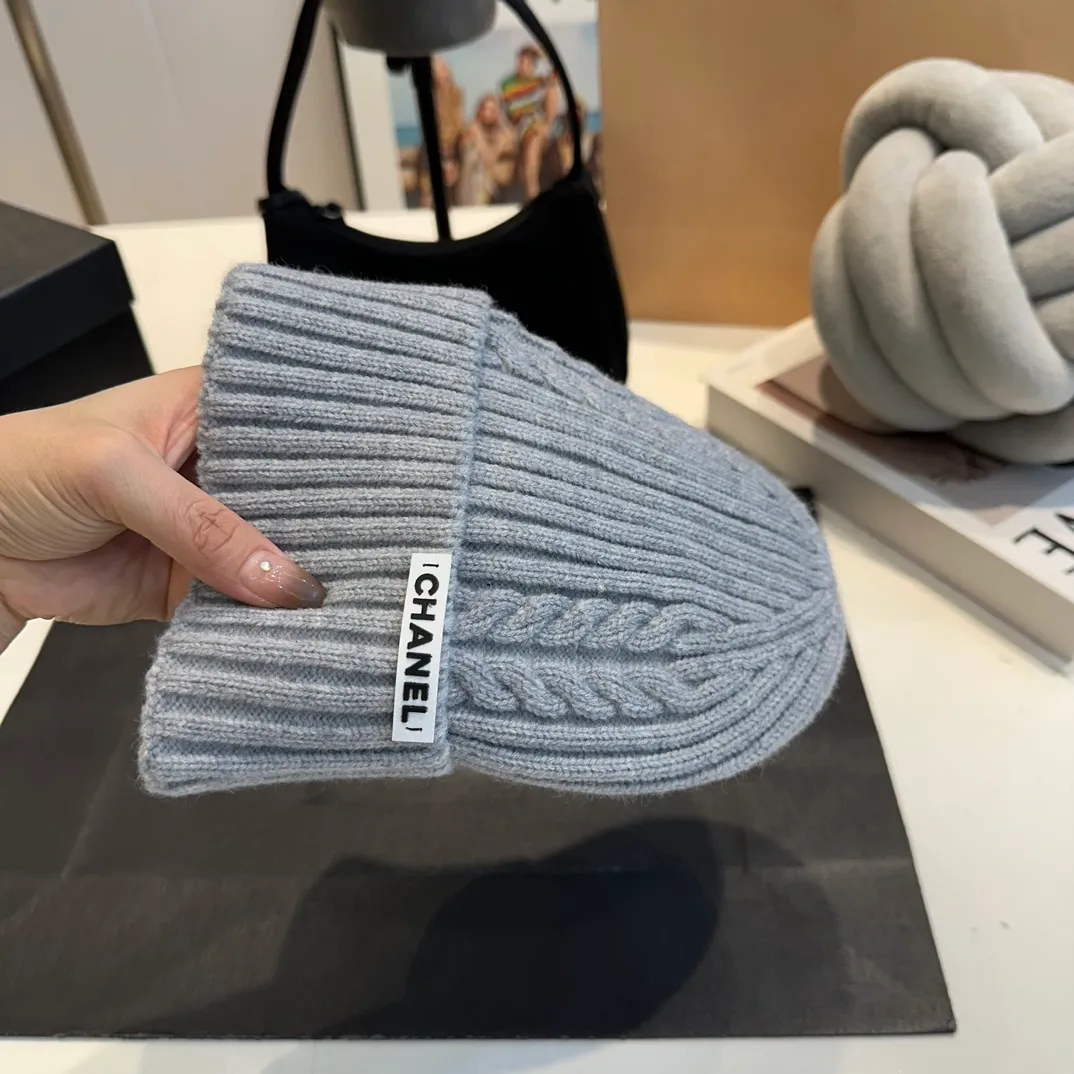 P50 CHANEL Autumn and Winter Striped Twist Wool Knitted Thick Cuffed Beanie Hat. The year-end heavy-duty high-looking fairy knitted hat is extremely versatile, easy on the head, and feels extremely soft and waxy. High-elastic rabbit wool does not deform.