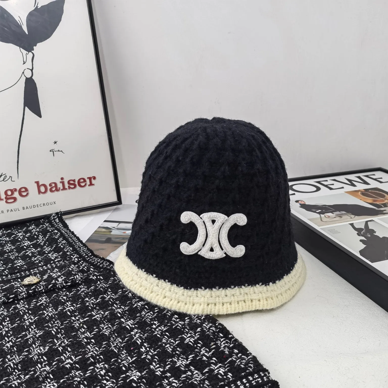 Special batch of 50 pieces with dust bag [CHANEL Chanel] 2022 new autumn and winter small fragrance style bucket hat, plush and very comfortable. The big brand model is super easy to match, one that you can wear with your eyes closed.