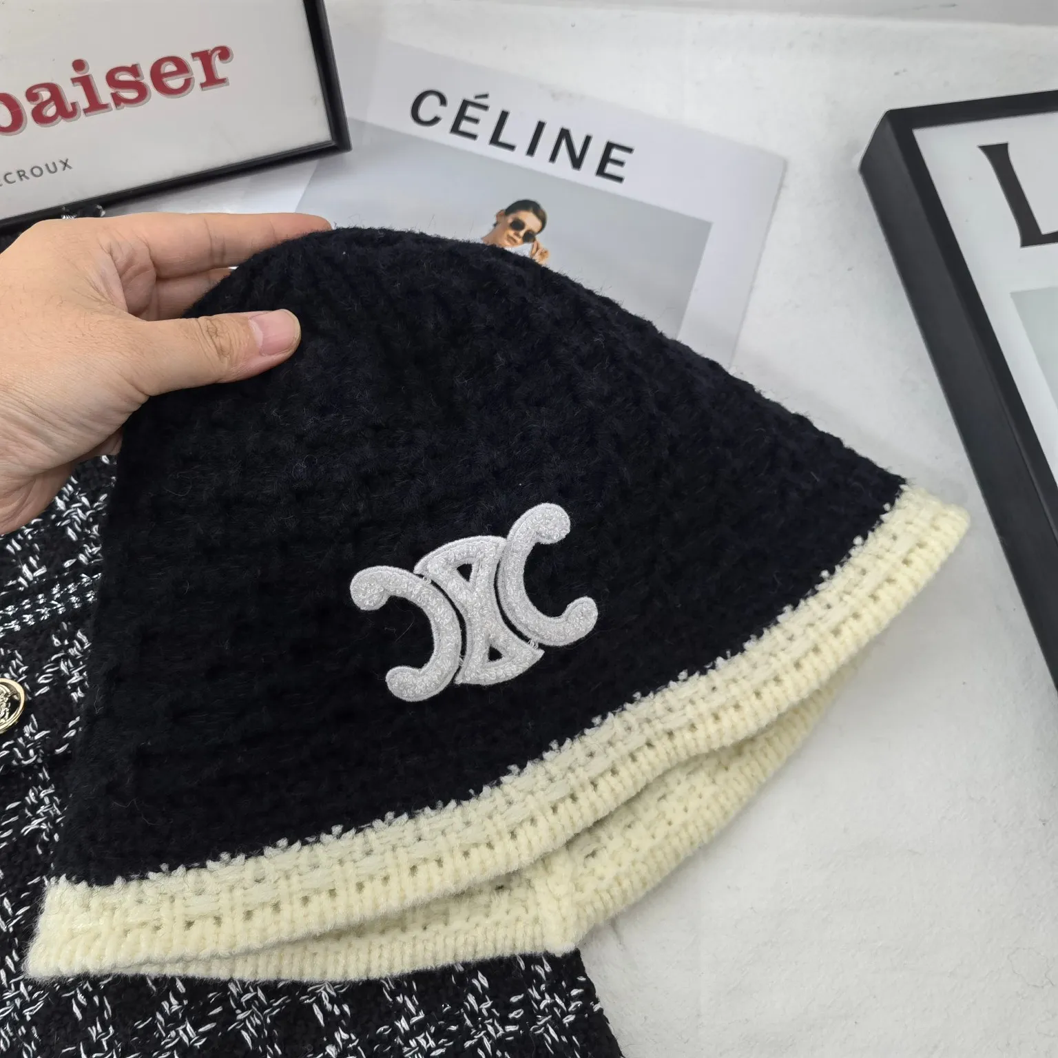 Special batch of 50 pieces with dust bag [CHANEL Chanel] 2022 new autumn and winter small fragrance style bucket hat, plush and very comfortable. The big brand model is super easy to match, one that you can wear with your eyes closed.