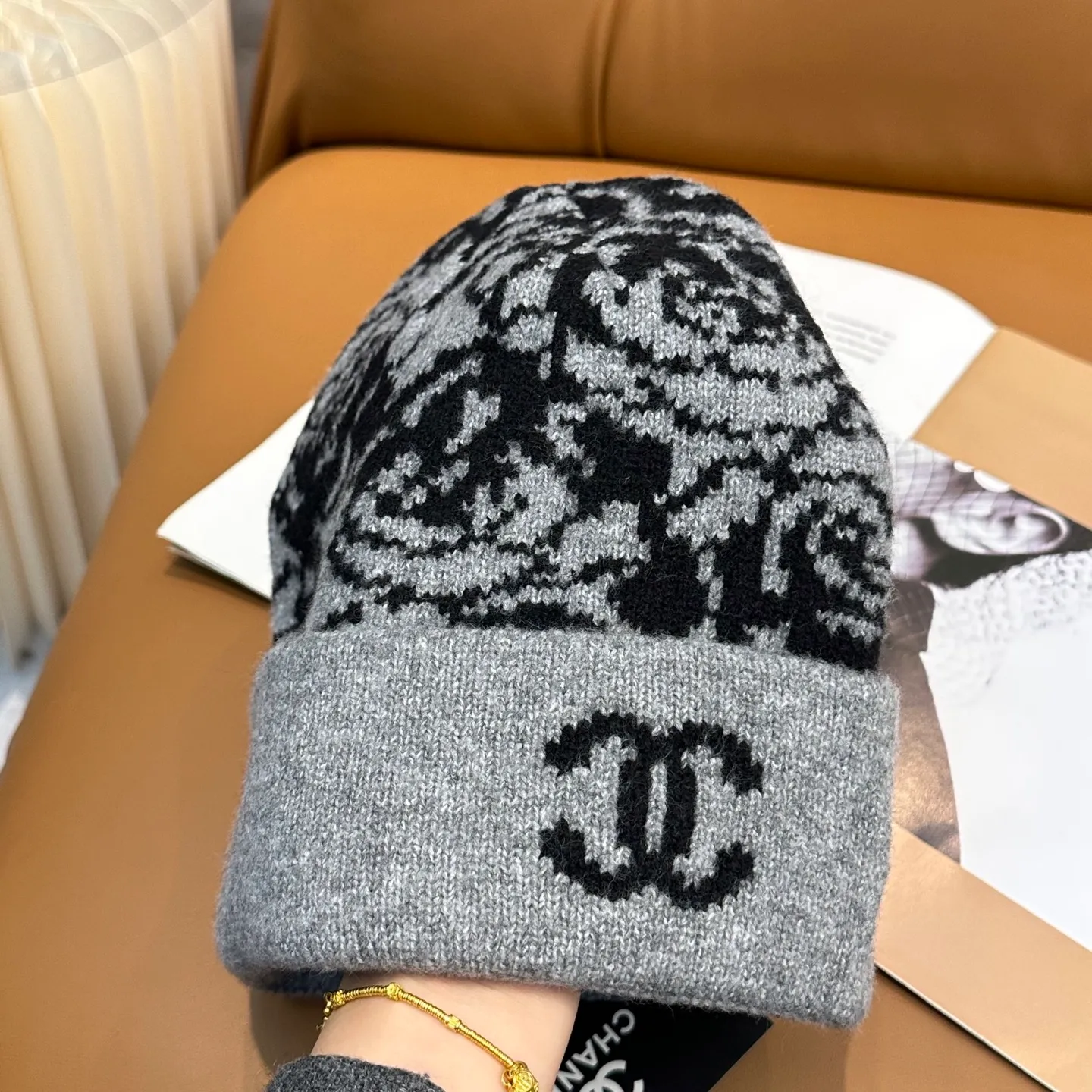P60 Chanel Chanel's new autumn and winter camellia knitted hat recommended by internet celebrity fashion bloggers hides a quiet sense of high-end. Every line is neat and generous, simple but not simple, generous but not out of style. Every detail demonstrates high-end taste, and the sense of fashion becomes more and more intriguing in its restraint.
