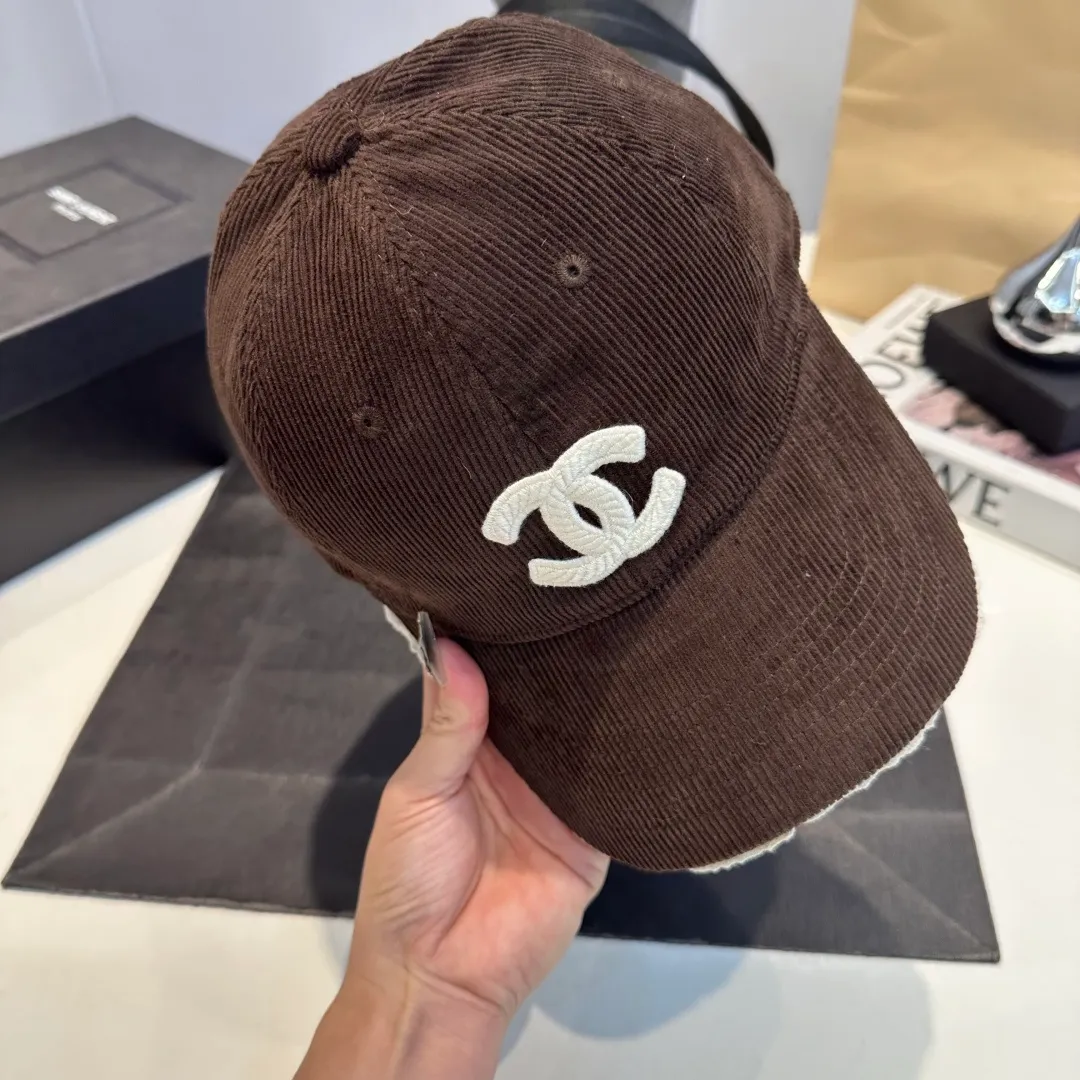 P70 Chanel's new autumn corduroy baseball cap 🧢 The colors of the small label are really eye-catching. The soft-top design of the entire hat fits perfectly on the head and is very comfortable. The color and texture are relatively retro and very versatile. Highly recommended. A must-have item for everyone✔️✔️