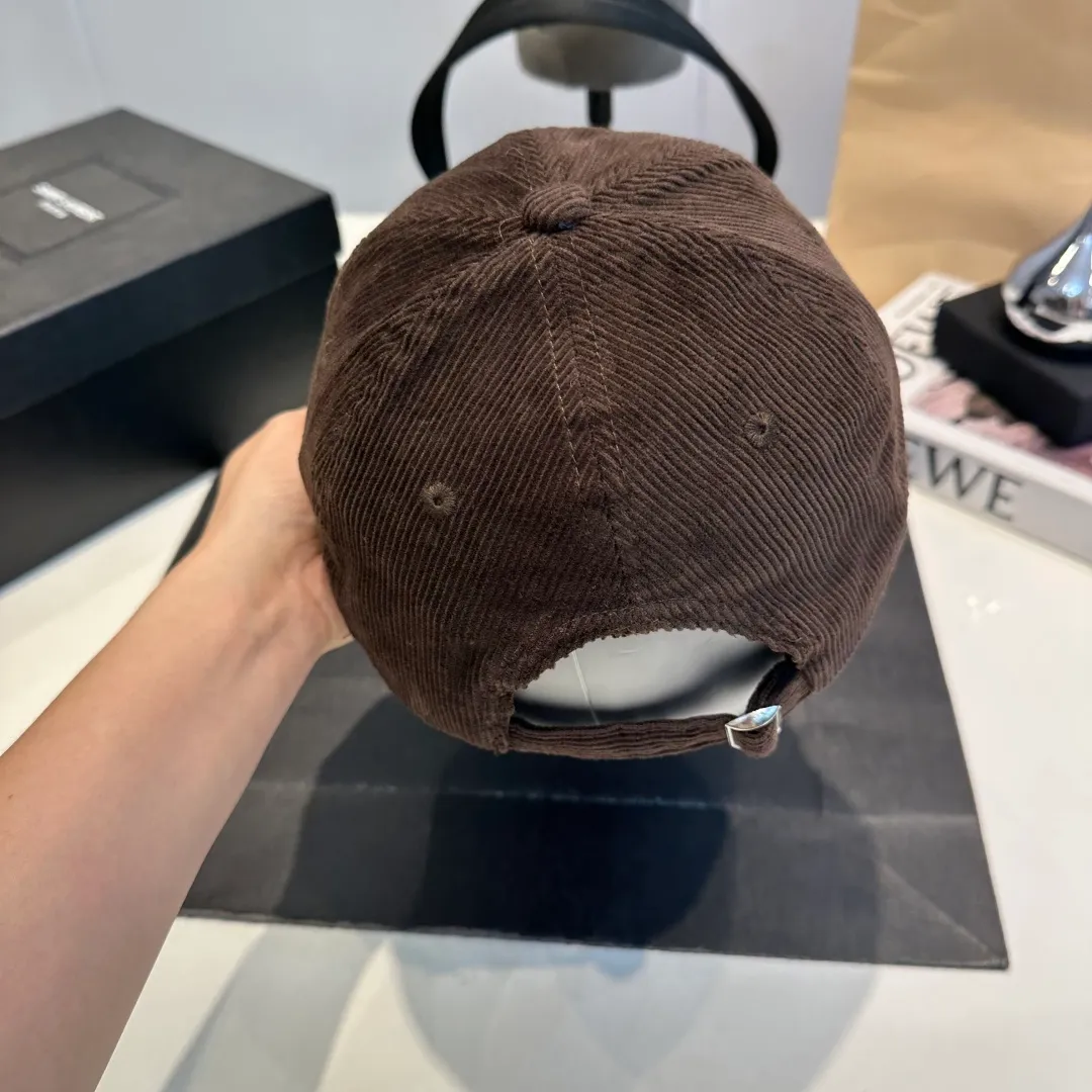 P70 Chanel's new autumn corduroy baseball cap 🧢 The colors of the small label are really eye-catching. The soft-top design of the entire hat fits perfectly on the head and is very comfortable. The color and texture are relatively retro and very versatile. Highly recommended. A must-have item for everyone✔️✔️