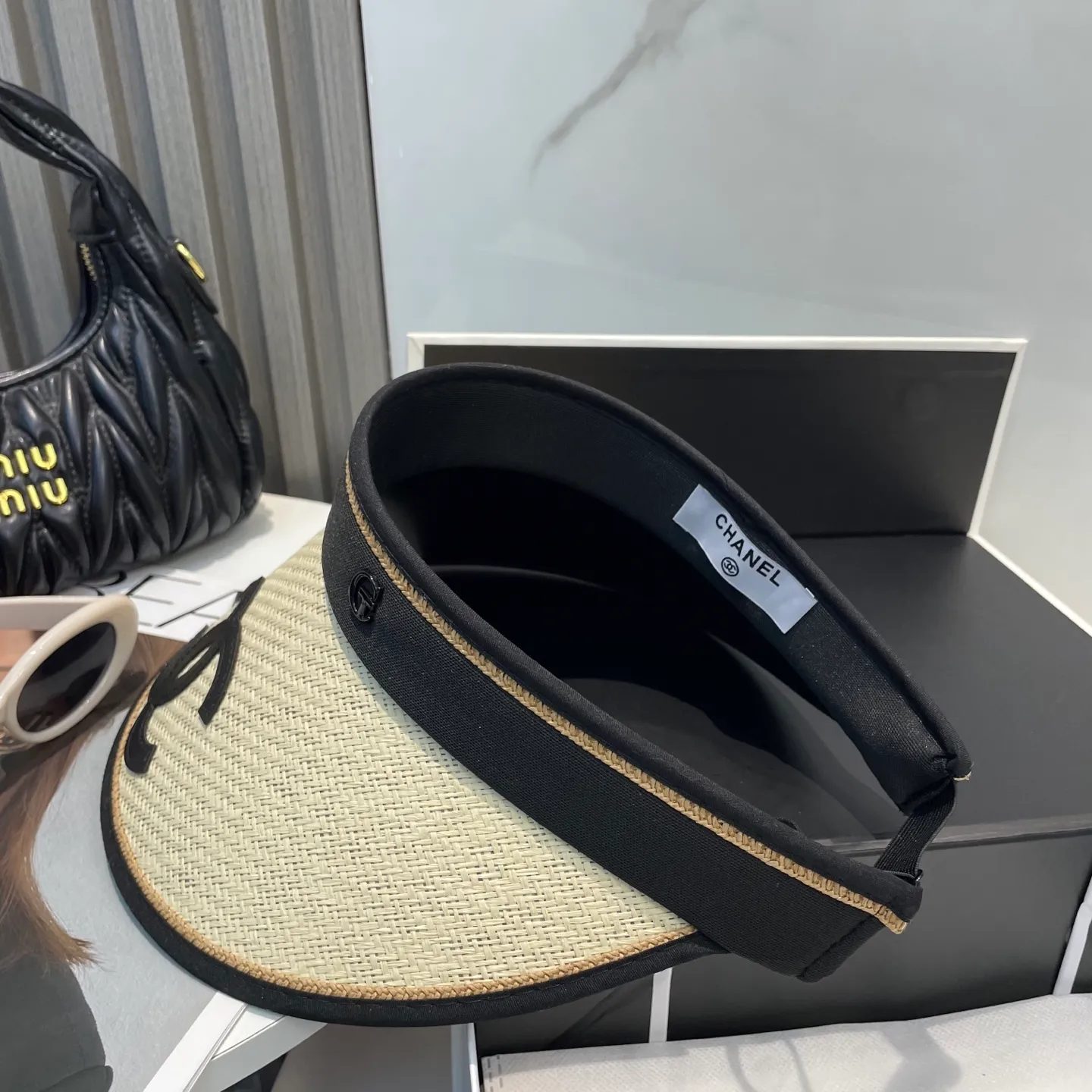 P50 Chanel's new empty top hat, sweet style 💙Because the hat has an empty top, you won't have a dull feeling in summer and it doesn't pick up your hairstyle and face shape! The sun protection effect is no less than that of a professional sun protection cloth hat. Just buy the western style one🙄