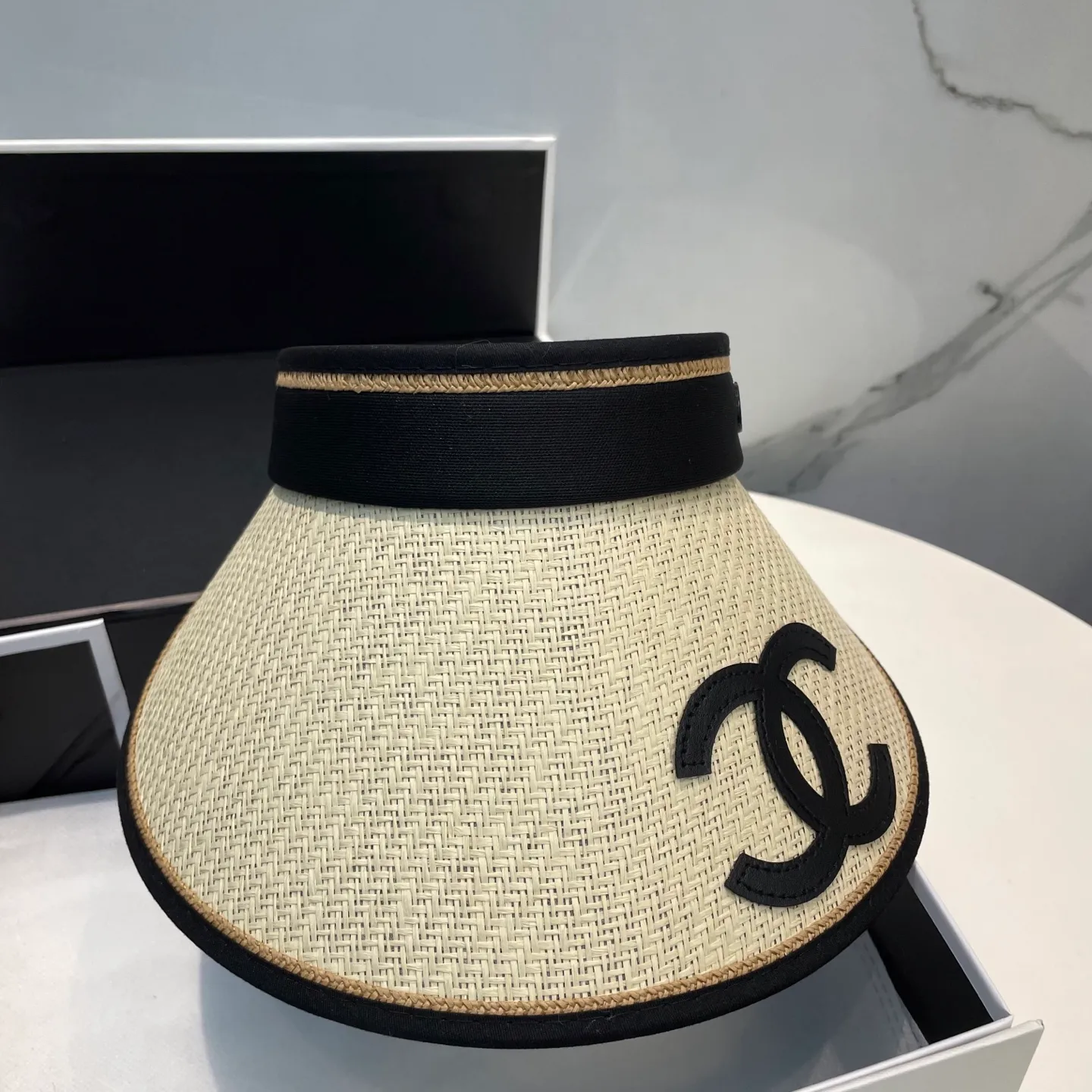 P50 Chanel's new empty top hat, sweet style 💙Because the hat has an empty top, you won't have a dull feeling in summer and it doesn't pick up your hairstyle and face shape! The sun protection effect is no less than that of a professional sun protection cloth hat. Just buy the western style one🙄