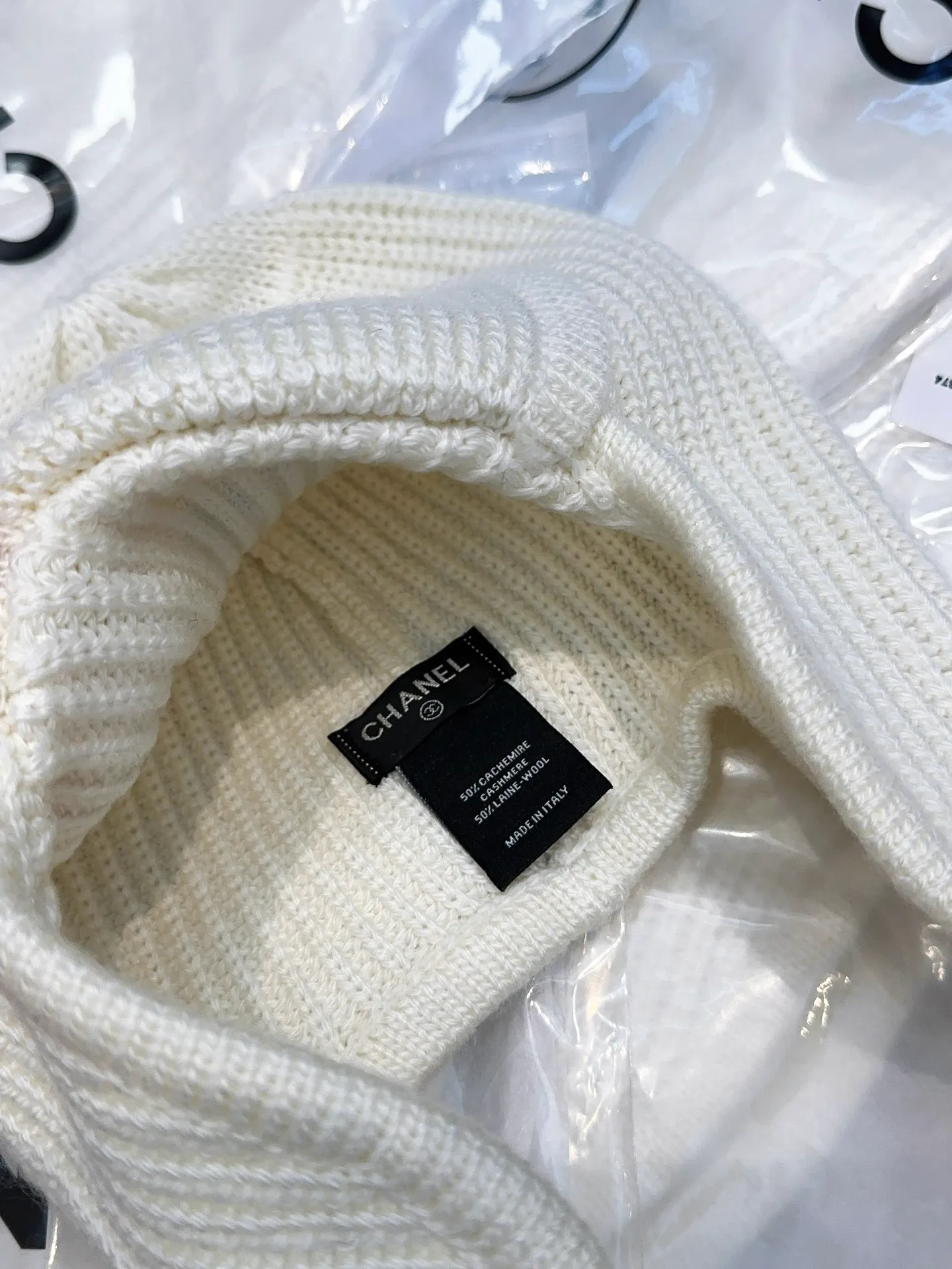 Chane*🆕Chanel 25N new ski series wool hat, the popular Lei Feng hat on the entire Internet, whoever wears it better 4️⃣ individual colors, black and white, versatile and cool, blue and pink, cute, can be worn by men and women as a couple, wool and cashmere material, warm and good-looking, a must-have👍👍👍