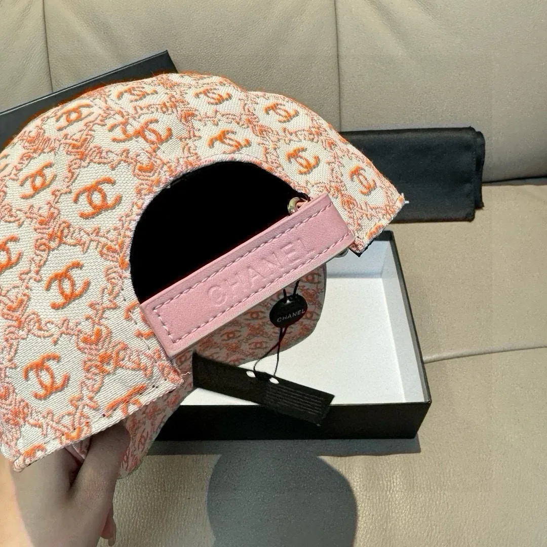 p90 new model shipped!   , Chanel (Chanel) new original baseball cap, small double C jacquard, 1:1 mold opening and customization at the counter, original canvas fabric + first layer of cowhide, light and breathable! The quality is great, the basic head circumference is 56cm, and the patch is adjustable.