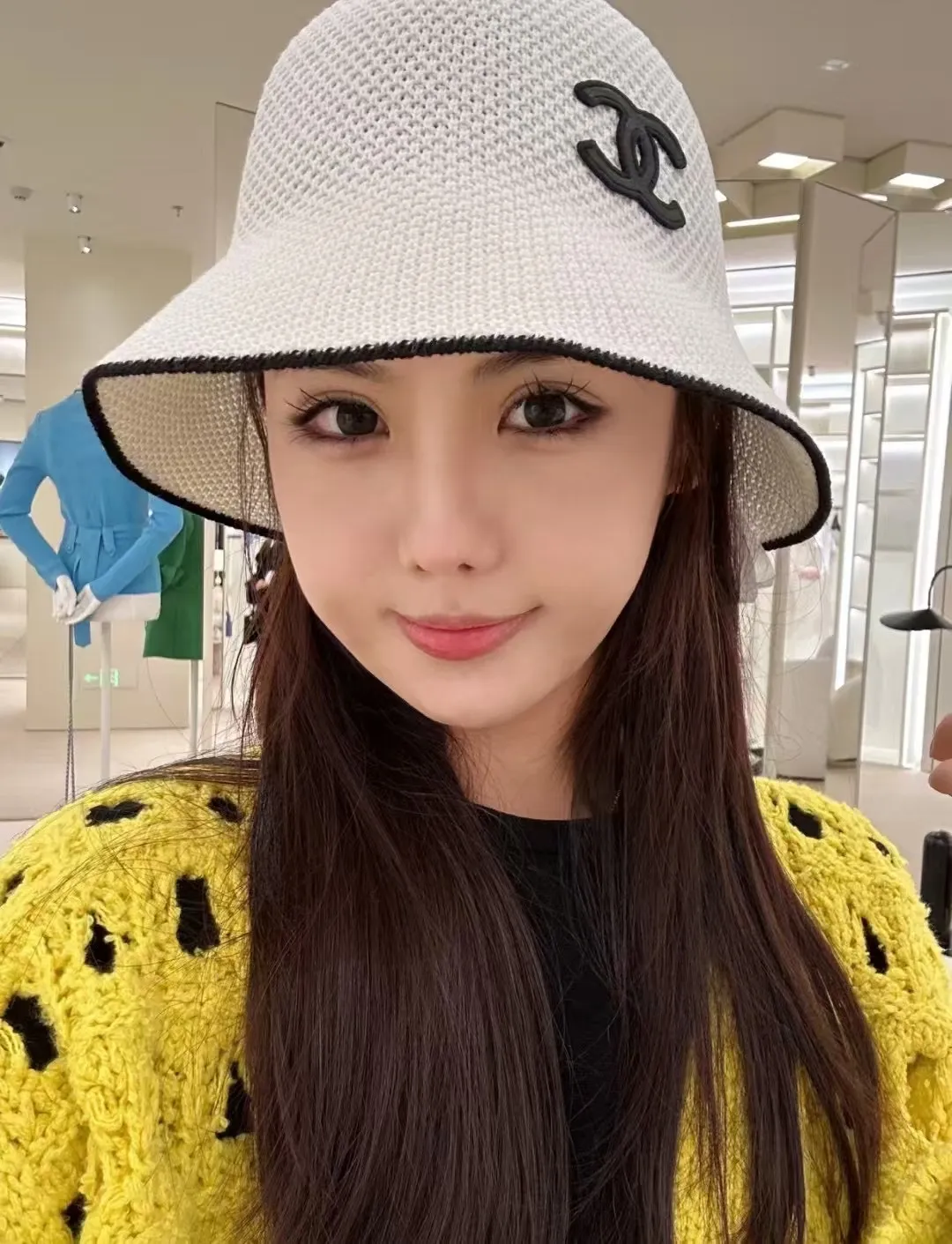 P280 Hot 🔥The trendy little item on the Internet is the Chanel 25c high version bucket hat. It has versatile colors and a small sheepskin logo. It is really textured. The key point is that it looks super good when worn. It is super small and has a French style for celebrities. It can be worn in all seasons 👍👍👍