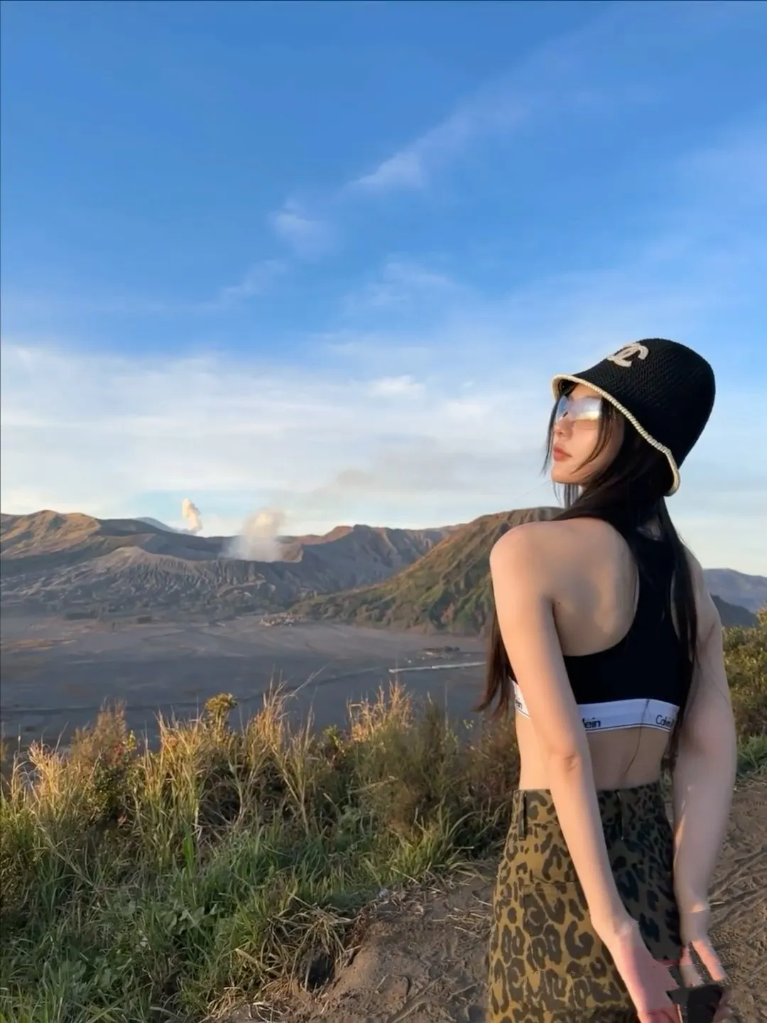 P280 Hot 🔥The trendy little item on the Internet is the Chanel 25c high version bucket hat. It has versatile colors and a small sheepskin logo. It is really textured. The key point is that it looks super good when worn. It is super small and has a French style for celebrities. It can be worn in all seasons 👍👍👍
