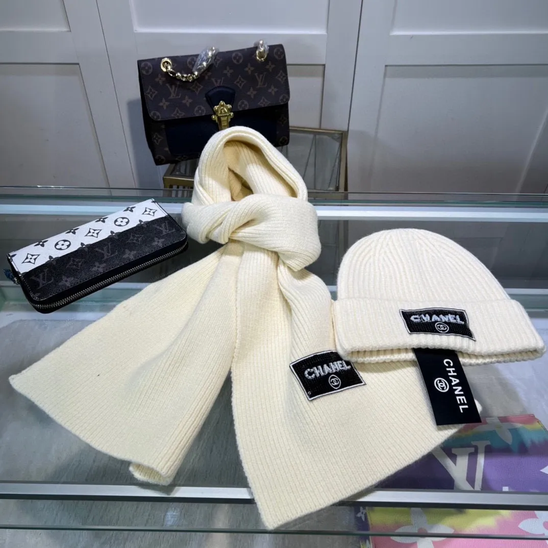 P170 CHANEL Xiaohongshu popular style, official website new classic suit hat! Hat ➕Scarf! It feels great in hand! It’s warm and super comfortable. This winter, all you need is a hat set like this. It’s warm and fashionable! Welcome to choose!!