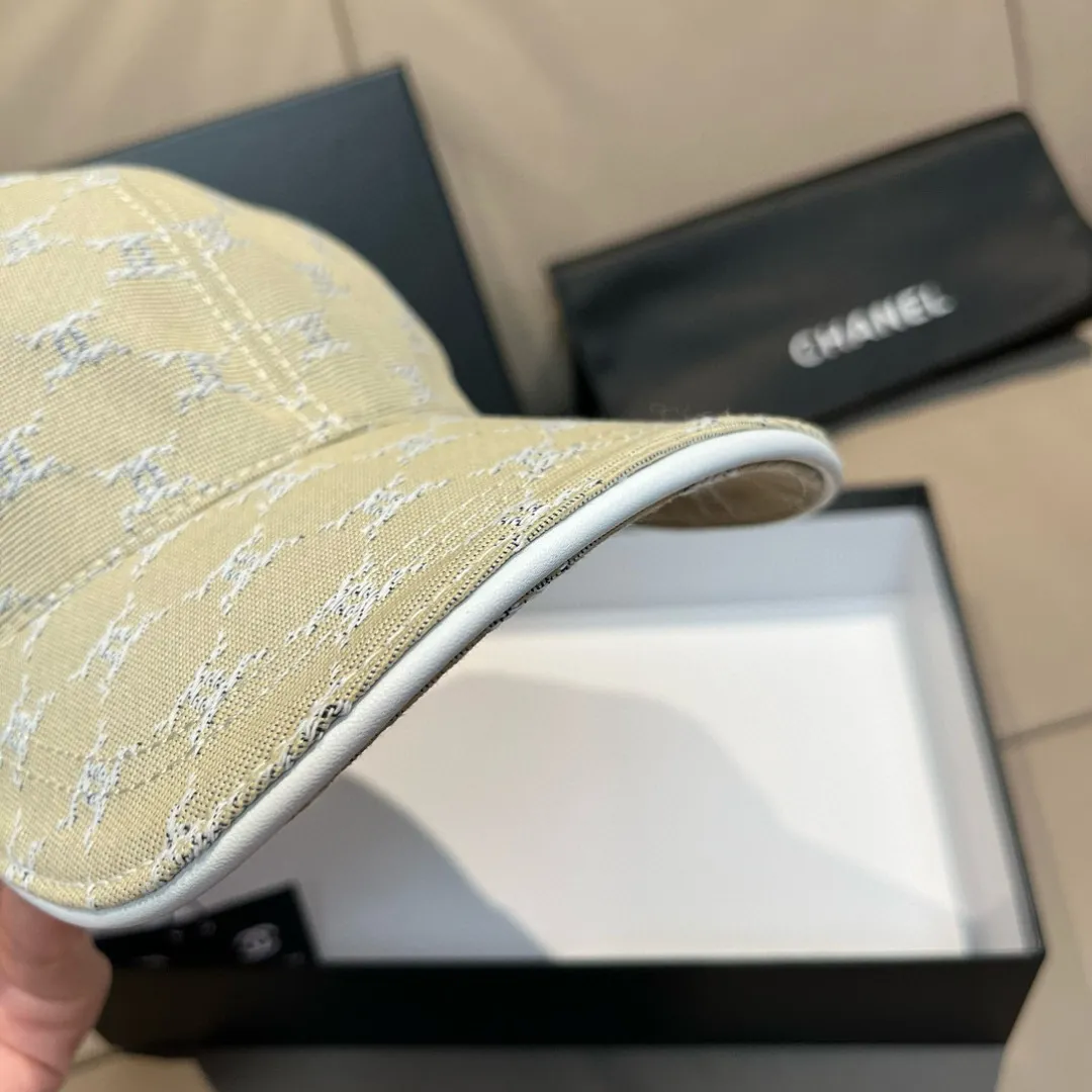 p90 new model shipped!   , Chanel (Chanel) new original baseball cap, small double C jacquard, 1:1 mold opening and customization at the counter, original canvas fabric + first layer of cowhide, light and breathable! The quality is great, the basic head circumference is 56cm, and the patch is adjustable.