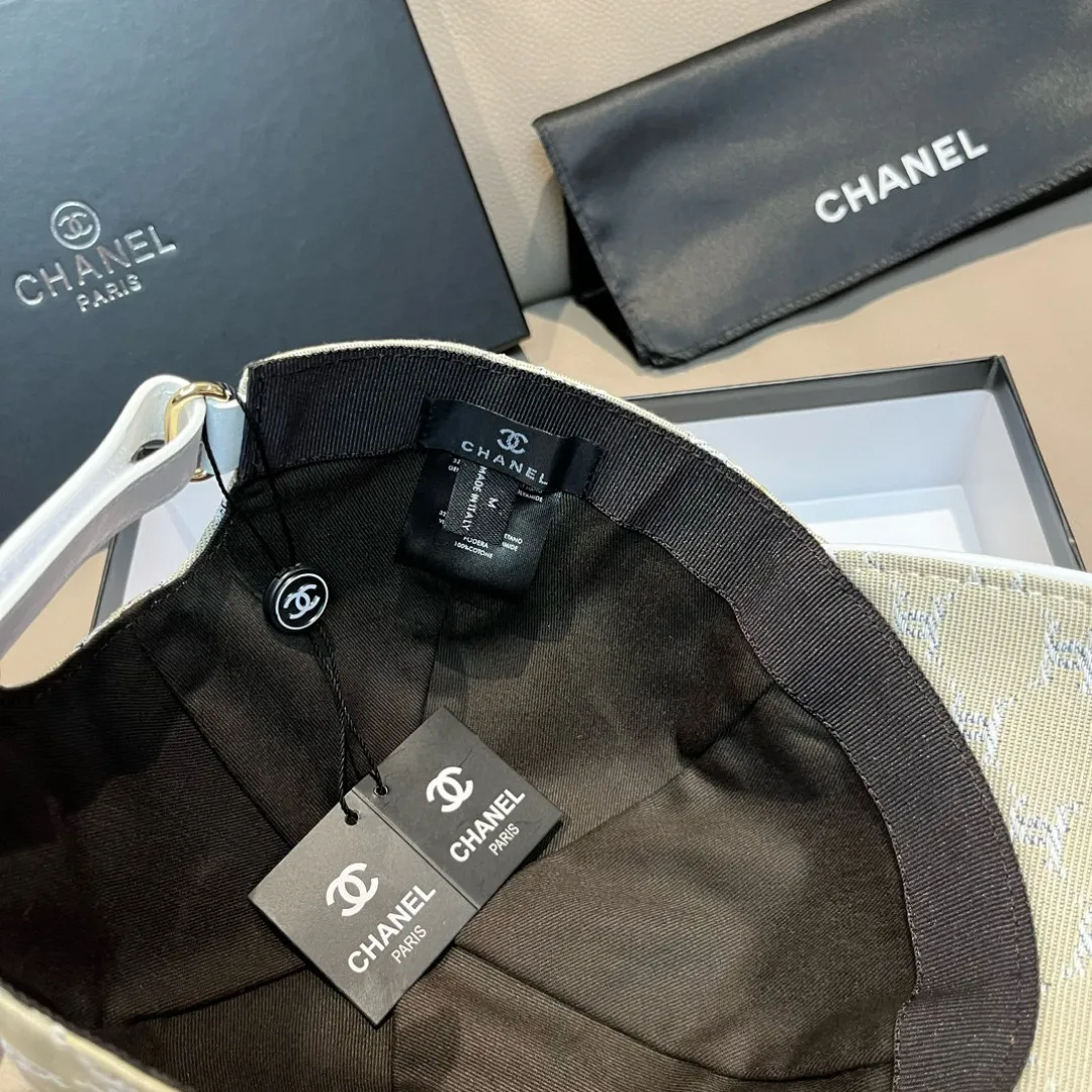 p90 new model shipped!   , Chanel (Chanel) new original baseball cap, small double C jacquard, 1:1 mold opening and customization at the counter, original canvas fabric + first layer of cowhide, light and breathable! The quality is great, the basic head circumference is 56cm, and the patch is adjustable.