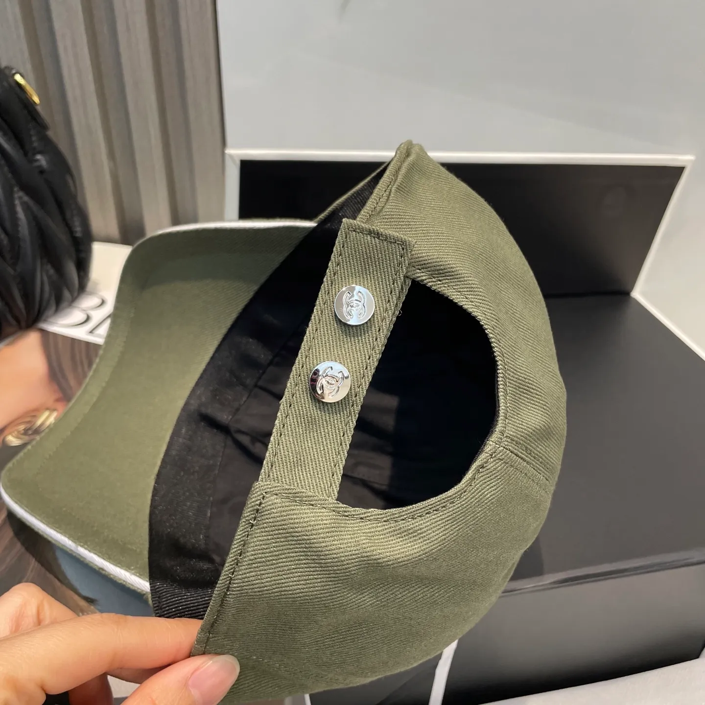 P90 Chanel counter new original embroidered baseball cap, 1:1 mold customization, three-dimensional embroidery, exquisite and flawless! 100% pure cotton fabric, original factory quality, exclusive physical photography.