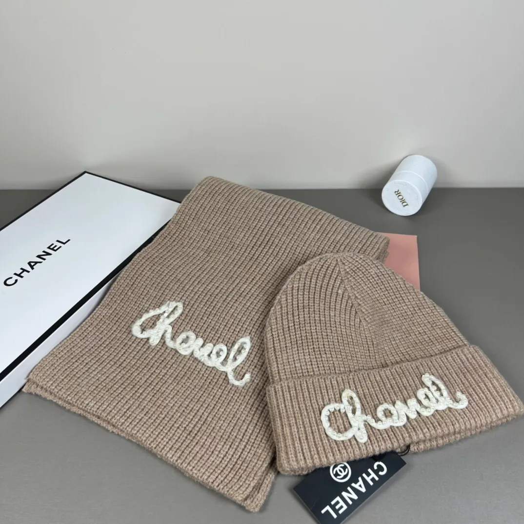 P160 CHANEL Xiaohongshu hot style, official website new classic suit hat! Hat ➕Scarf! It feels great in hand! It’s warm and super comfortable. This winter, all you need is a hat set like this. It’s warm and fashionable! Welcome to choose!!