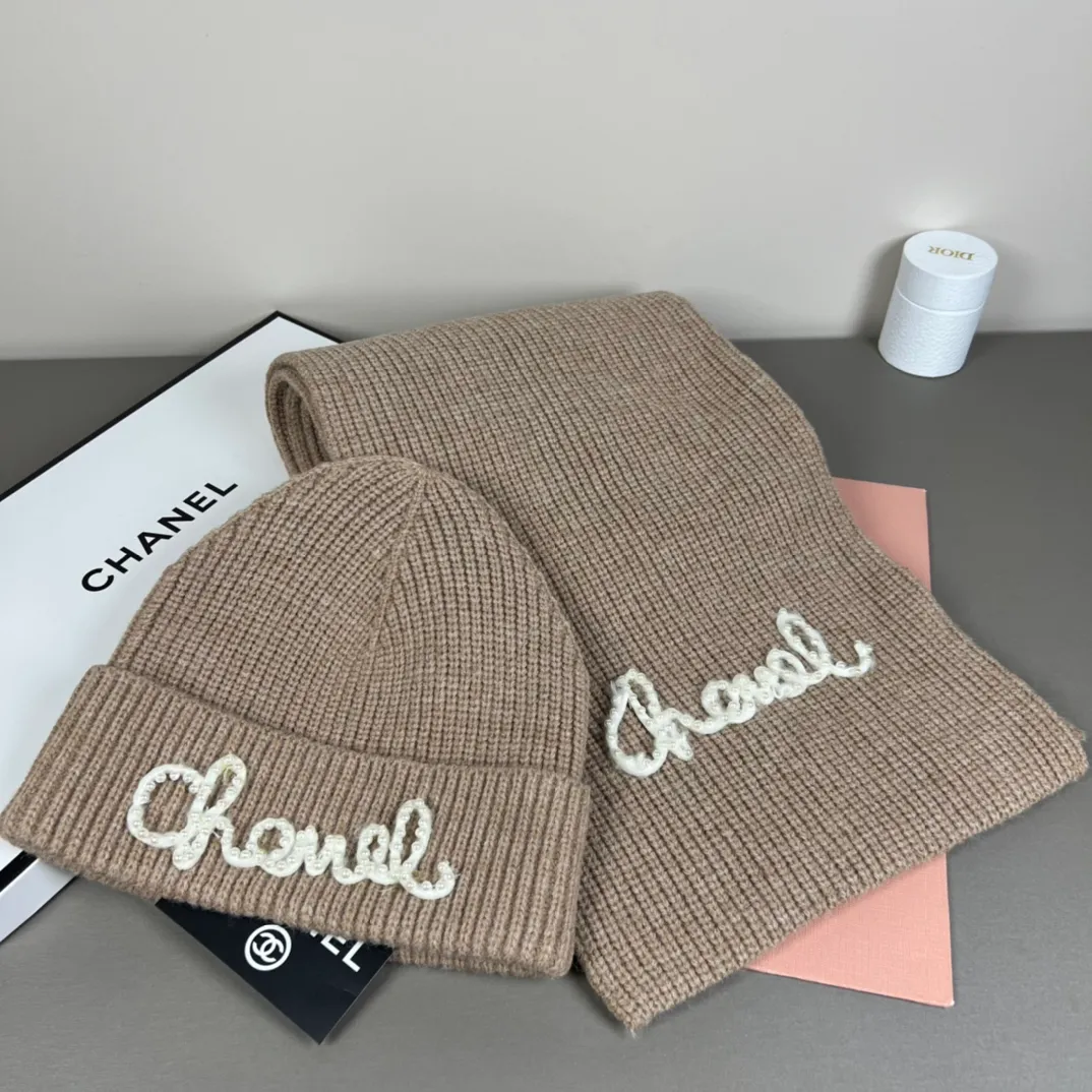 P160 CHANEL Xiaohongshu hot style, official website new classic suit hat! Hat ➕Scarf! It feels great in hand! It’s warm and super comfortable. This winter, all you need is a hat set like this. It’s warm and fashionable! Welcome to choose!!