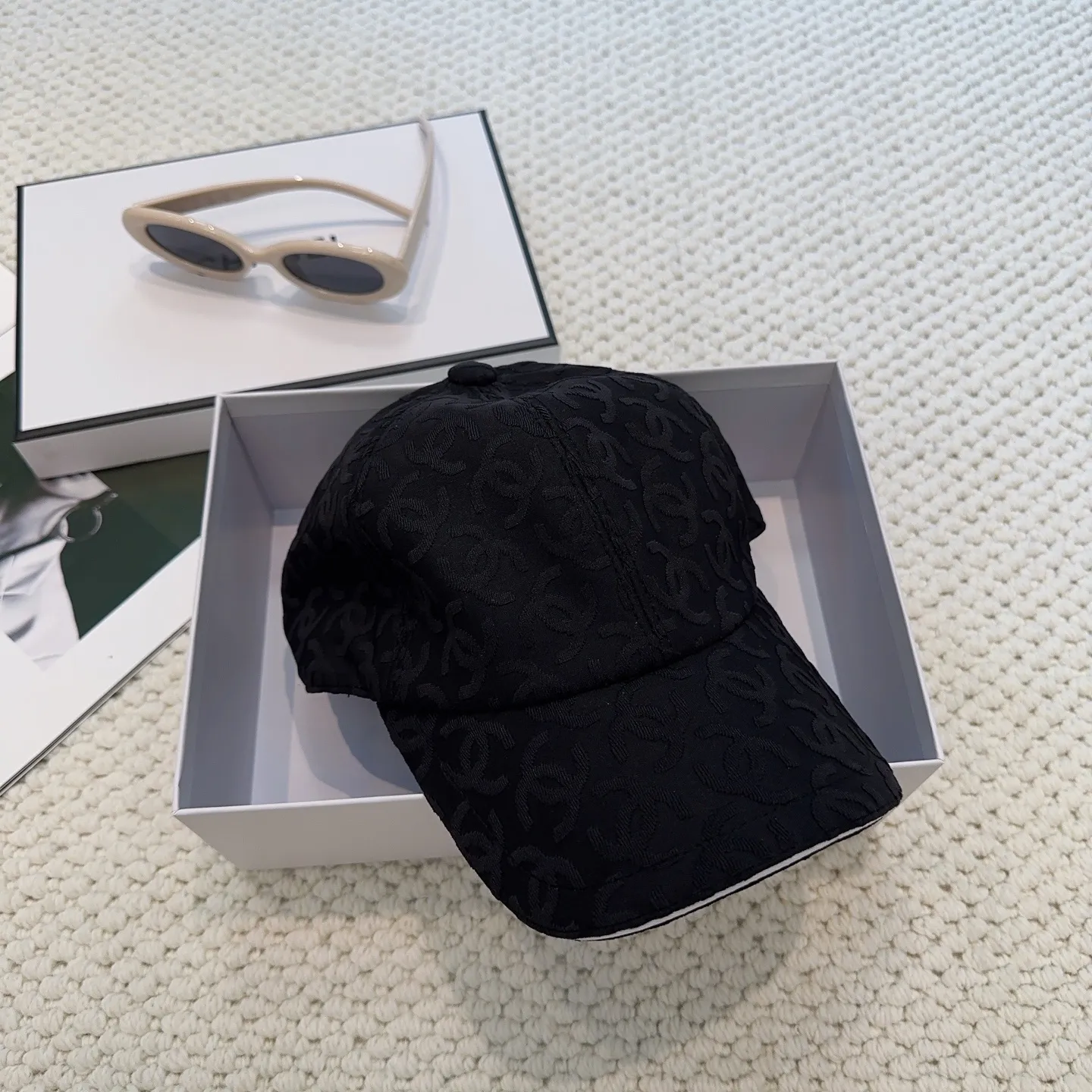 P96 Chanel's new baseball cap 🧢High quality 1:1 replica, customized front fabric canvas jacquard. High-end customized model, irresistible presbyopic canvas, very flattering and small, you can enter it with your eyes closed, I give it 100 points for the quality!