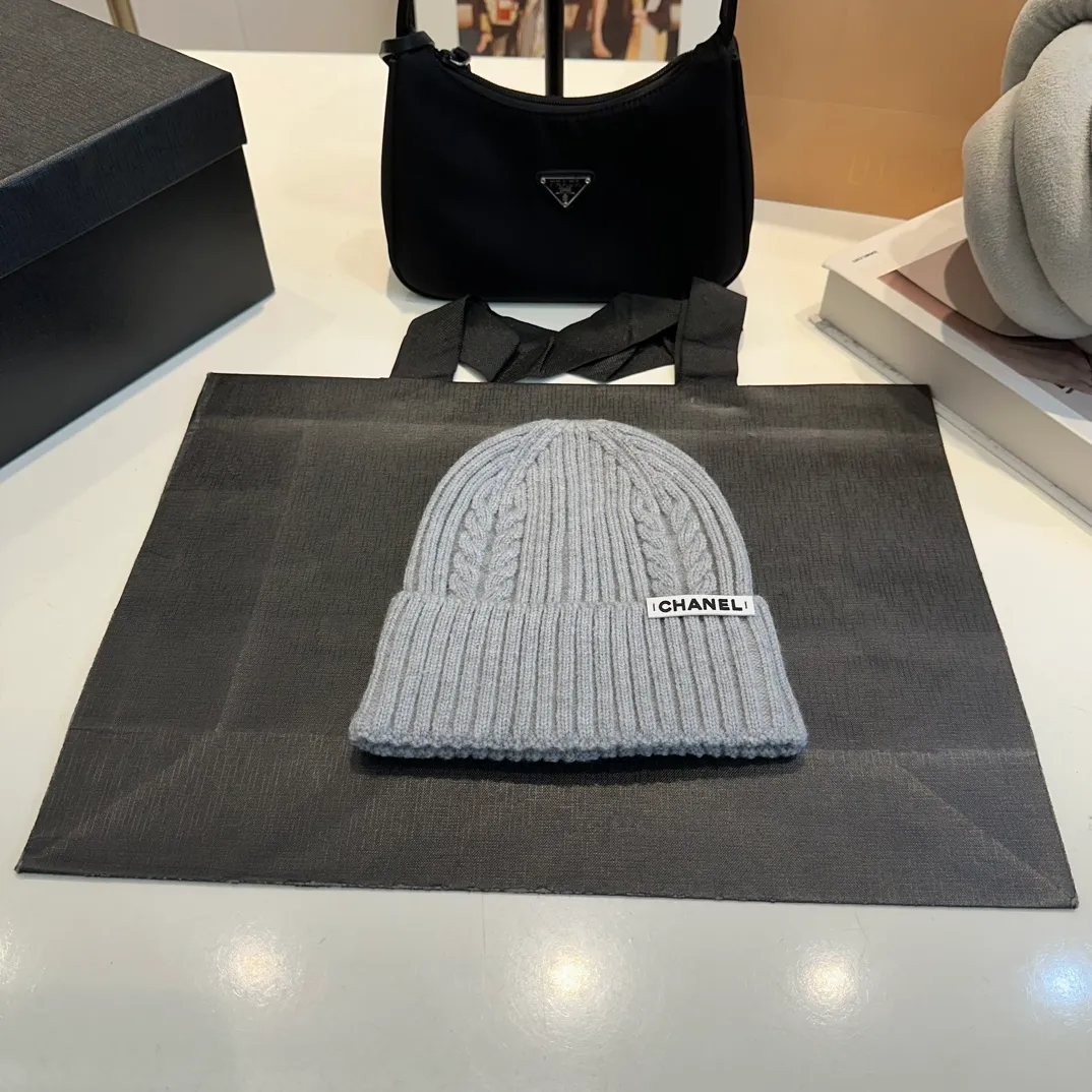 P50 CHANEL Autumn and Winter Striped Twist Wool Knitted Thick Cuffed Beanie Hat. The year-end heavy-duty high-looking fairy knitted hat is extremely versatile, easy on the head, and feels extremely soft and waxy. High-elastic rabbit wool does not deform.
