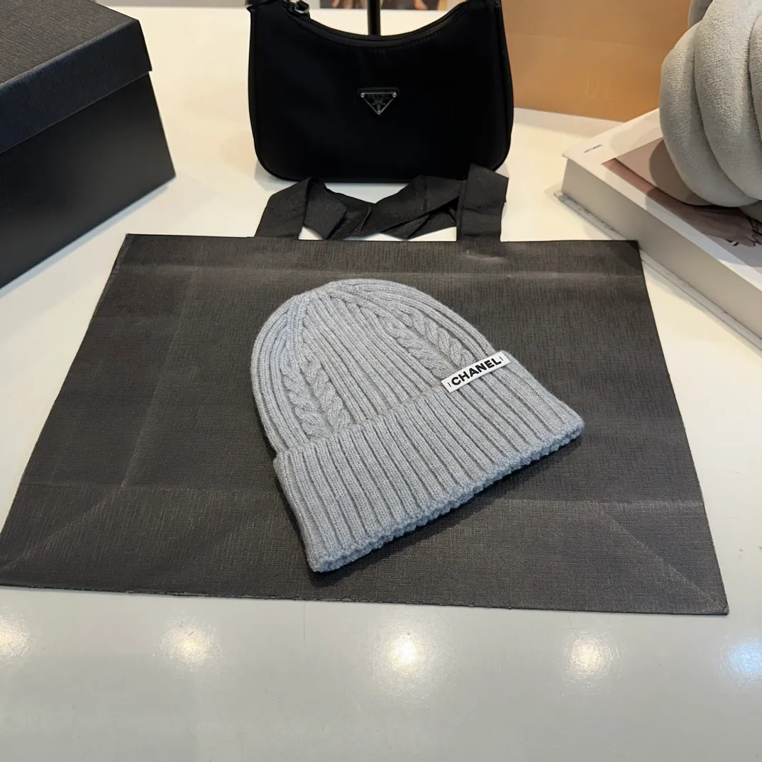 P50 CHANEL Autumn and Winter Striped Twist Wool Knitted Thick Cuffed Beanie Hat. The year-end heavy-duty high-looking fairy knitted hat is extremely versatile, easy on the head, and feels extremely soft and waxy. High-elastic rabbit wool does not deform.