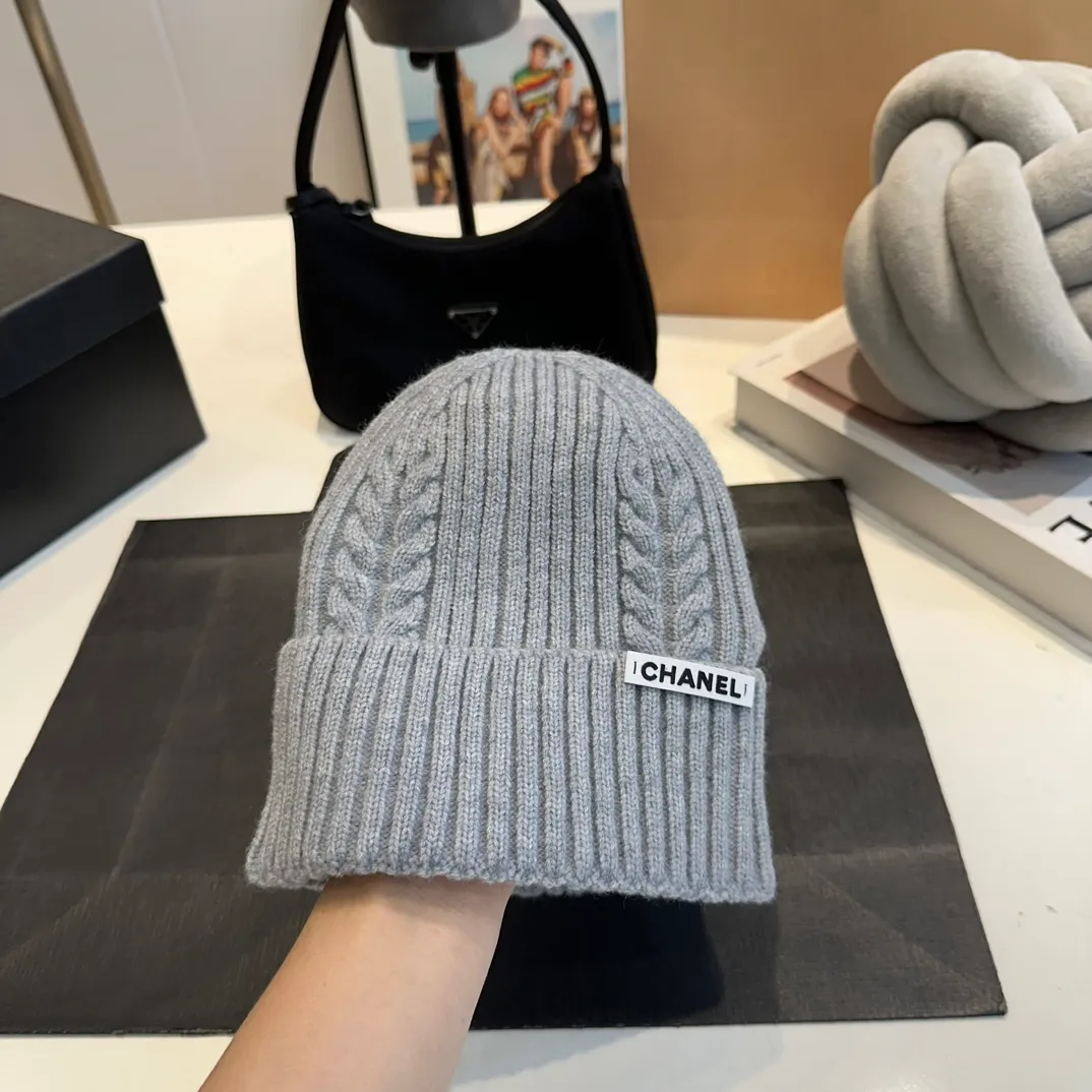 P50 CHANEL Autumn and Winter Striped Twist Wool Knitted Thick Cuffed Beanie Hat. The year-end heavy-duty high-looking fairy knitted hat is extremely versatile, easy on the head, and feels extremely soft and waxy. High-elastic rabbit wool does not deform.
