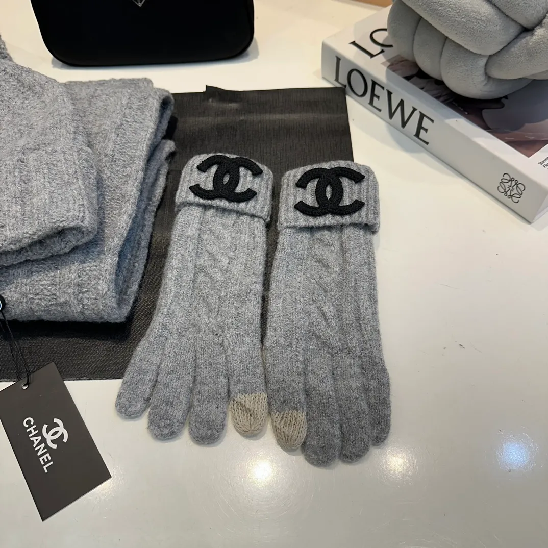 P160 Chanel Chanel autumn and winter woolen suit recommended by internet celebrity fashion bloggers, hat, gloves and scarf three-piece Xiaohongshu hot style, knitted hat with super soft and comfortable feel, excellent elasticity!
