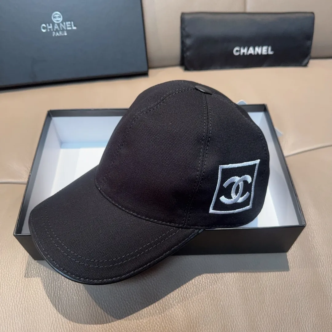 p90, Chanel (Chanel) original baseball cap, the same double C embroidery as the Internet celebrity, 1:1 mold opening and customization at the counter, original canvas fabric + first-layer cowhide, light and breathable! The quality is great, the basic head circumference is 56cm, and the patch is adjustable. Available in black and white