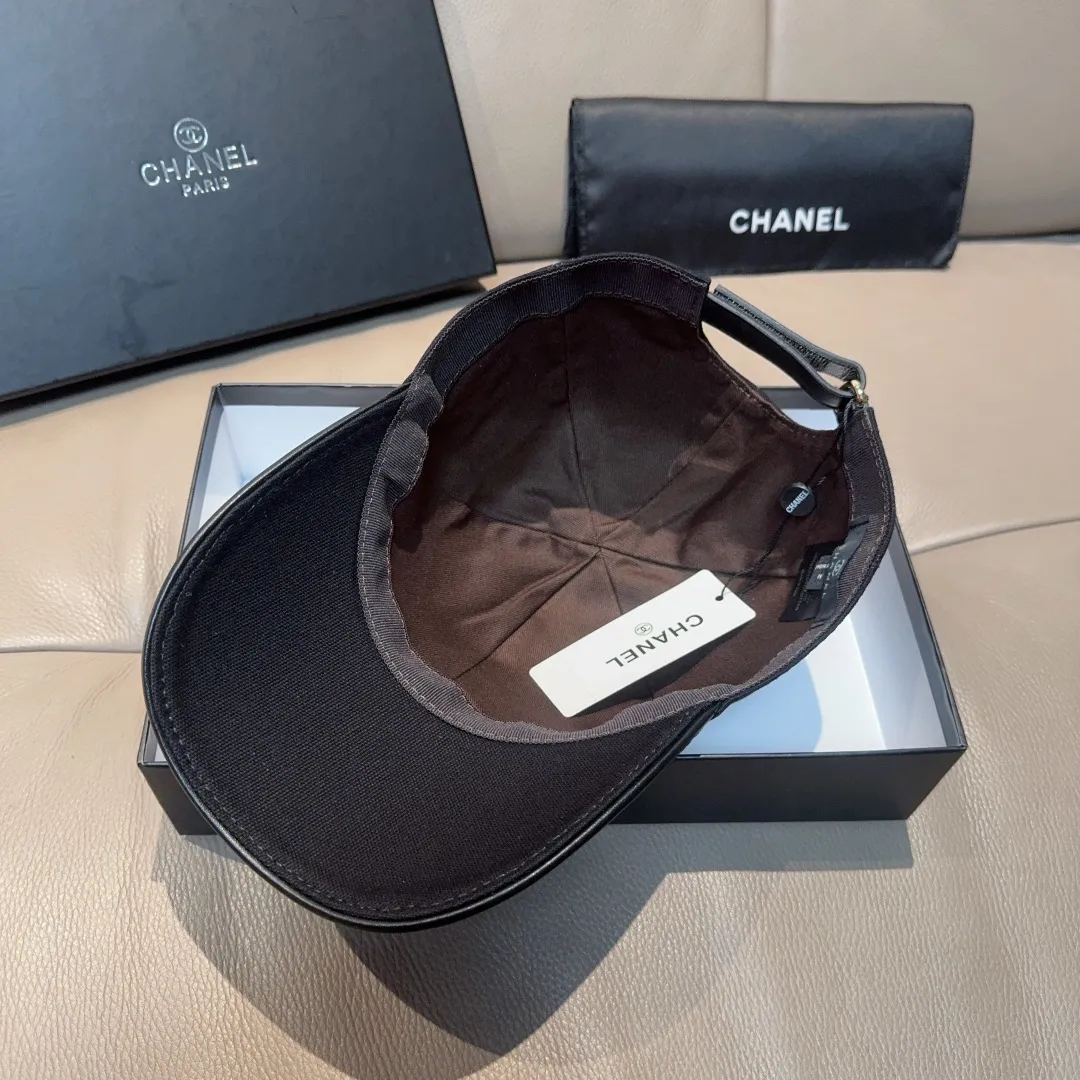 p90, Chanel (Chanel) original baseball cap, the same double C embroidery as the Internet celebrity, 1:1 mold opening and customization at the counter, original canvas fabric + first-layer cowhide, light and breathable! The quality is great, the basic head circumference is 56cm, and the patch is adjustable. Available in black and white
