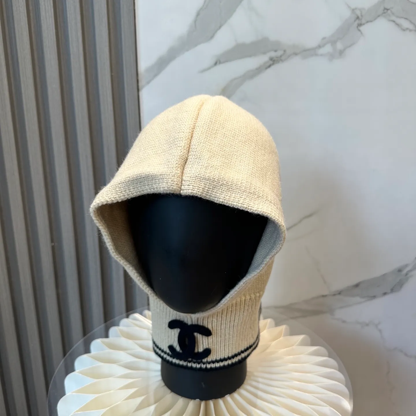 P66 Chanel Sisters, do you all have the Chanel 25b balaclava? 🤭, I checked the outfits of the little sisters in Xiaohongshu and really like them. It looks great when stacked with a peaked hat, or it is also good to use as a scarf. I love it 😍