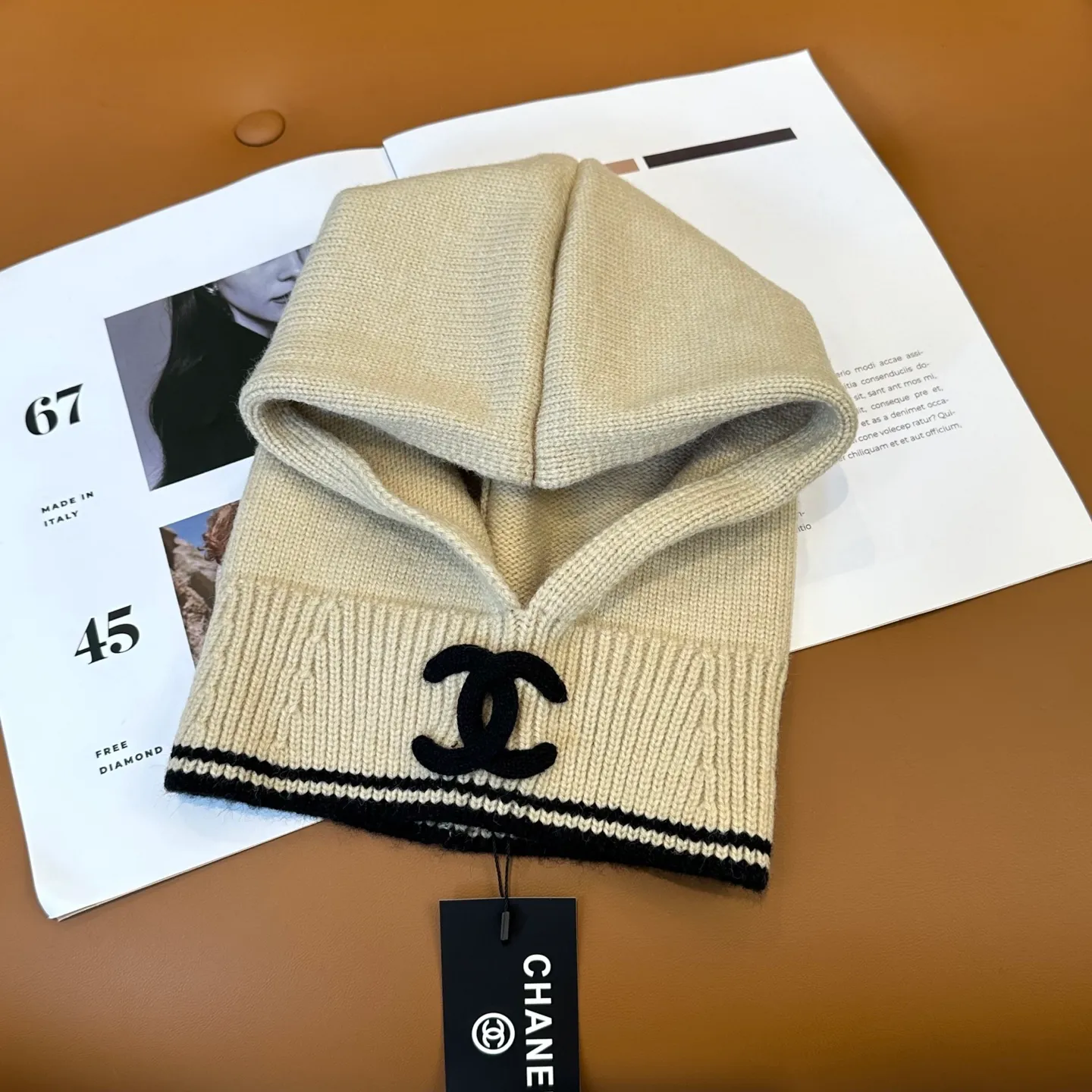 P66 Chanel Sisters, do you all have the Chanel 25b balaclava? 🤭, I checked the outfits of the little sisters in Xiaohongshu and really like them. It looks great when stacked with a peaked hat, or it is also good to use as a scarf. I love it 😍