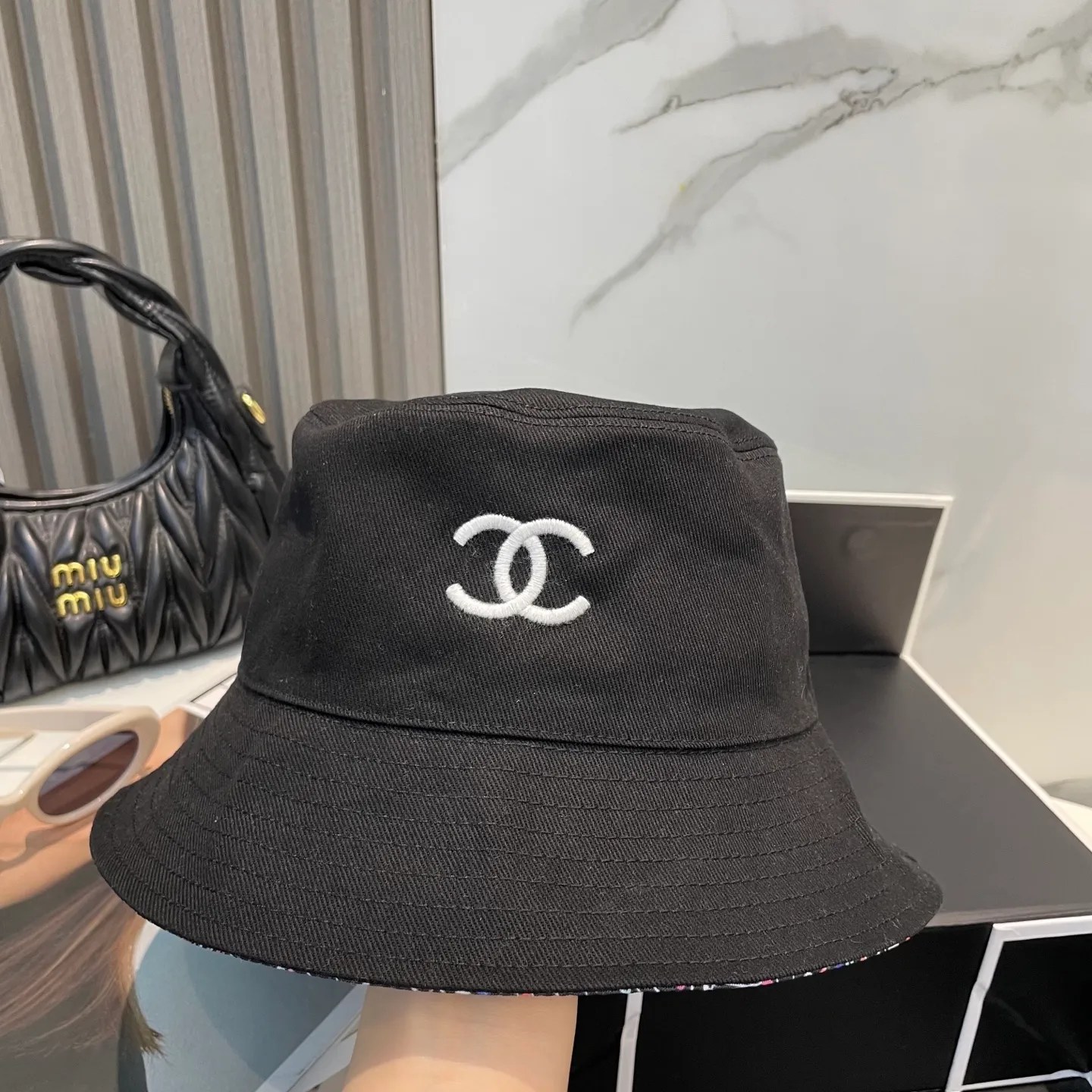 P90 Chanel (Chanel) counter new double-sided embroidered fisherman hat 1:1 mold customization, three-dimensional embroidery, exquisite and flawless! 100% pure cotton fabric, original factory quality, exclusive physical photography.