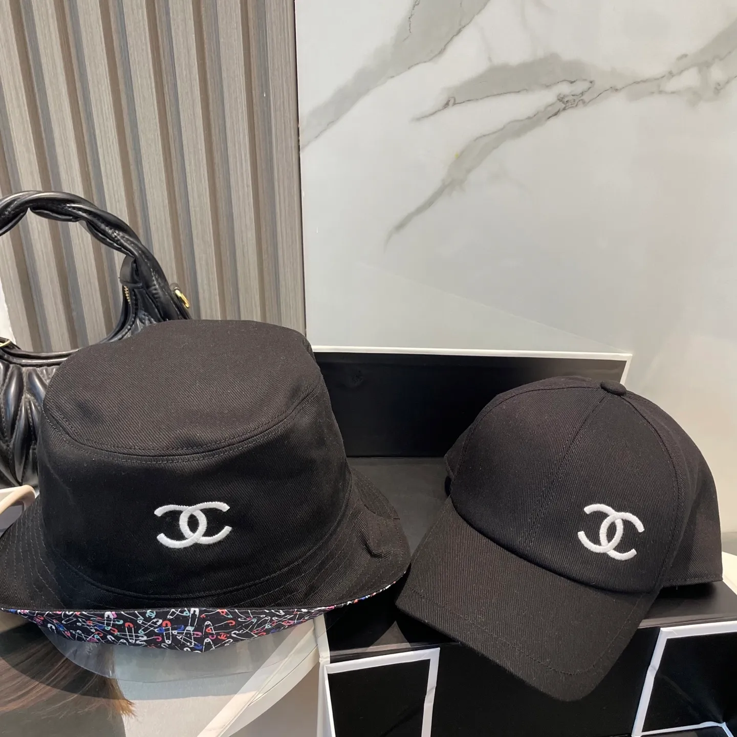 P90 Chanel (Chanel) counter new double-sided embroidered fisherman hat 1:1 mold customization, three-dimensional embroidery, exquisite and flawless! 100% pure cotton fabric, original factory quality, exclusive physical photography.
