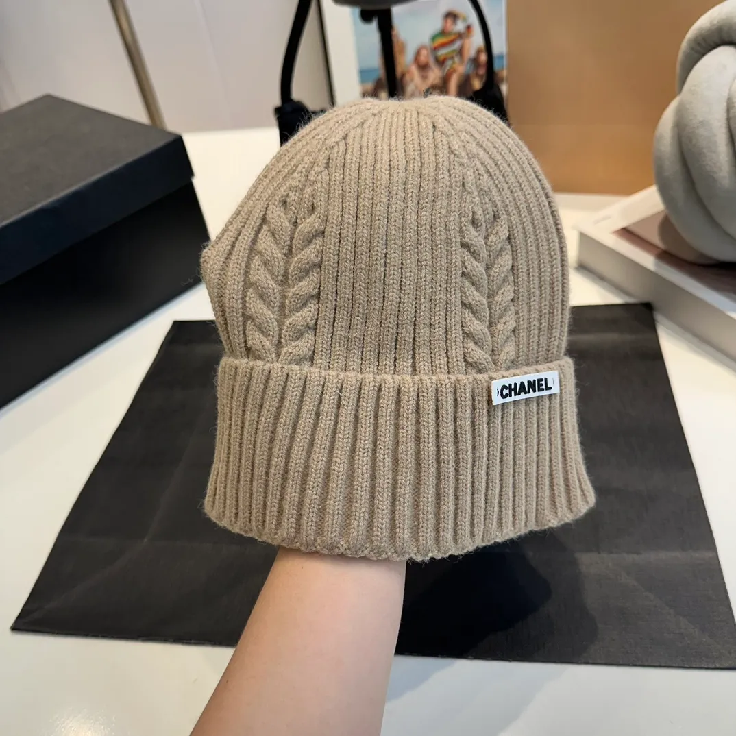 P50 CHANEL Autumn and Winter Striped Twist Wool Knitted Thick Cuffed Beanie Hat. The year-end heavy-duty high-looking fairy knitted hat is extremely versatile, easy on the head, and feels extremely soft and waxy. High-elastic rabbit wool does not deform.