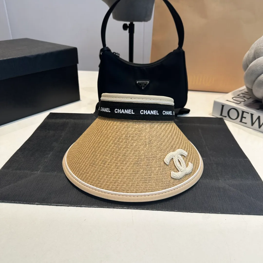 P46 Chanel's new empty top hat, sweet style 💙Because the hat is hollow, it won't feel stuffy in summer and it doesn't pick up your hairstyle and face shape! The sun protection effect is no less than that of a professional sun protection cloth hat. Just buy the modern style.