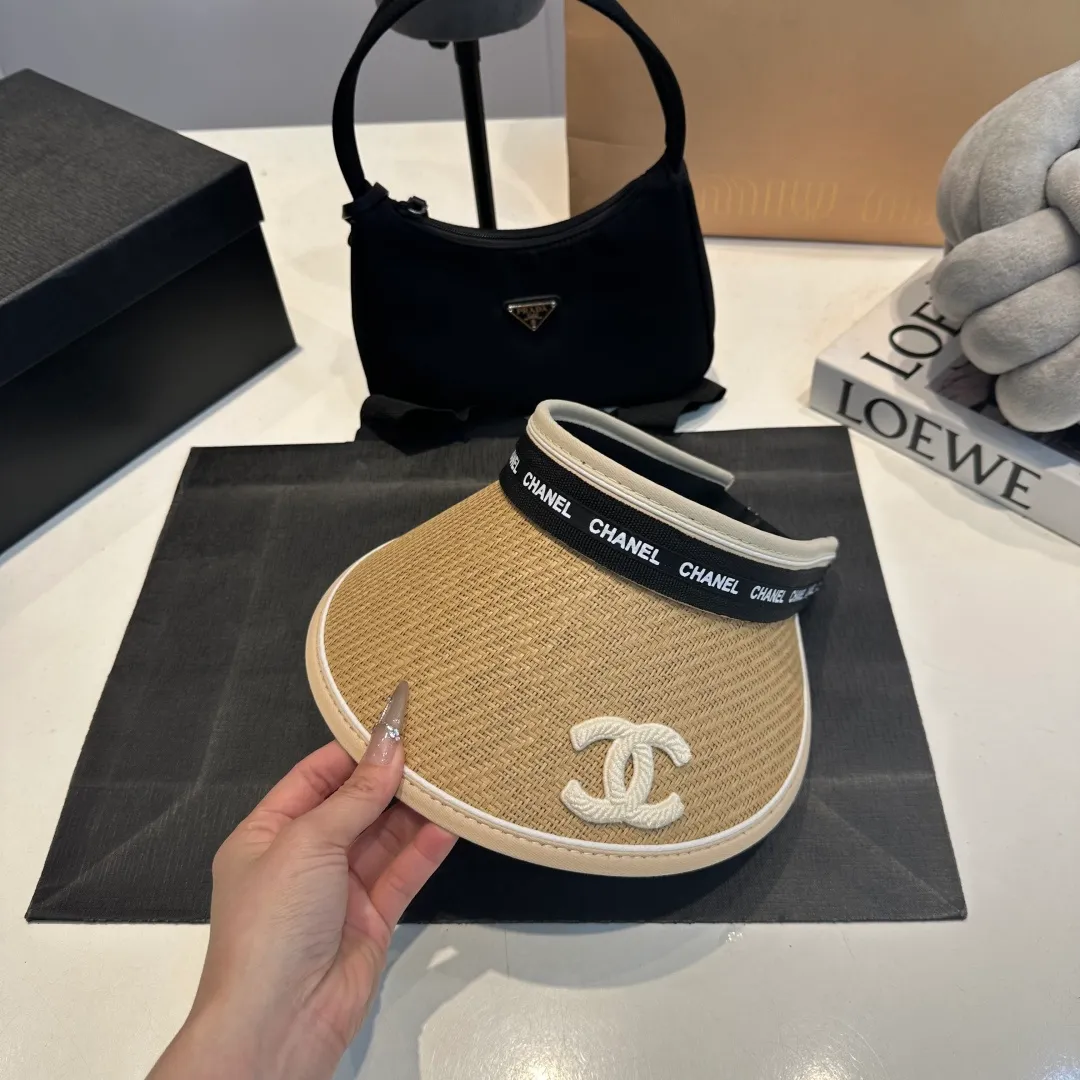 P46 Chanel's new empty top hat, sweet style 💙Because the hat is hollow, it won't feel stuffy in summer and it doesn't pick up your hairstyle and face shape! The sun protection effect is no less than that of a professional sun protection cloth hat. Just buy the modern style.