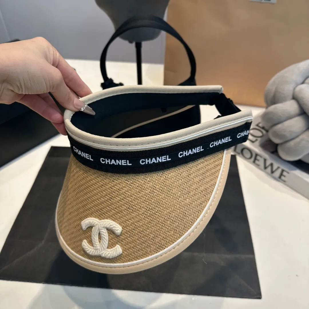 P46 Chanel's new empty top hat, sweet style 💙Because the hat is hollow, it won't feel stuffy in summer and it doesn't pick up your hairstyle and face shape! The sun protection effect is no less than that of a professional sun protection cloth hat. Just buy the modern style.