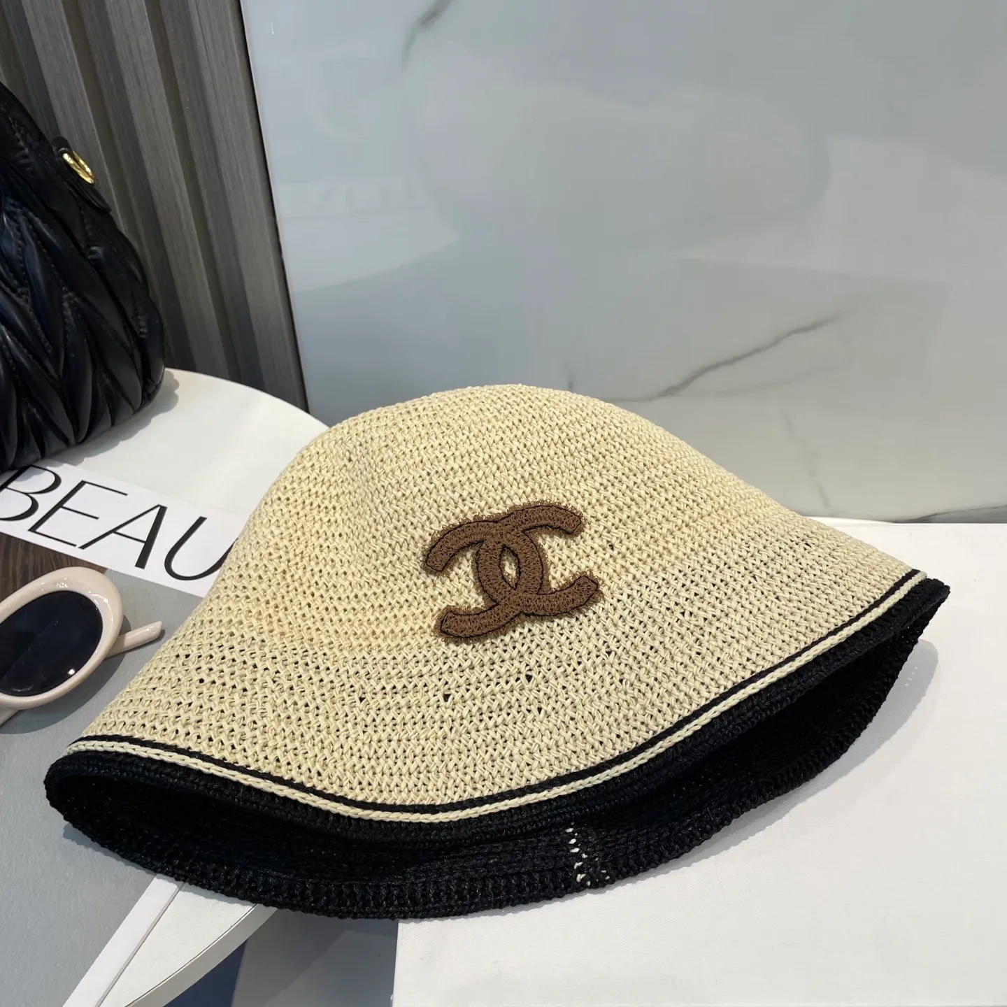 P76 CHANEL's new knitted basin hat, made of high density, a super tasteful knitted hat ~ the first choice for going out on the street! The shape of the hat is super nice, the color is perfect, and it’s light to carry! A must-have for little fairies🧚Head circumference 57cm