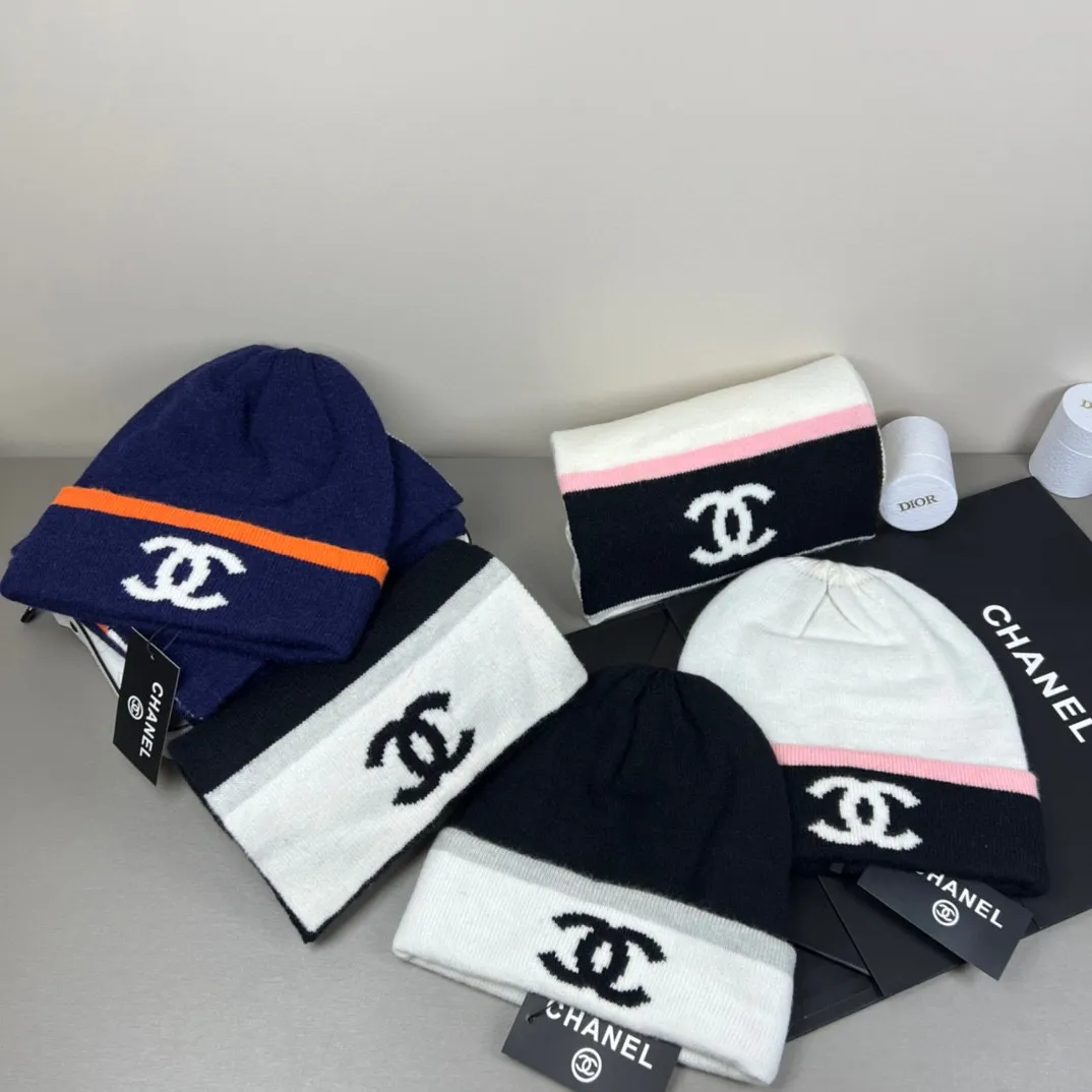 P160 CHANEL Xiaohongshu hot style, official website new classic suit hat! Hat ➕Scarf! It feels great in hand! It’s warm and super comfortable. This winter, all you need is a hat set like this. It’s warm and fashionable! Welcome to choose!!
