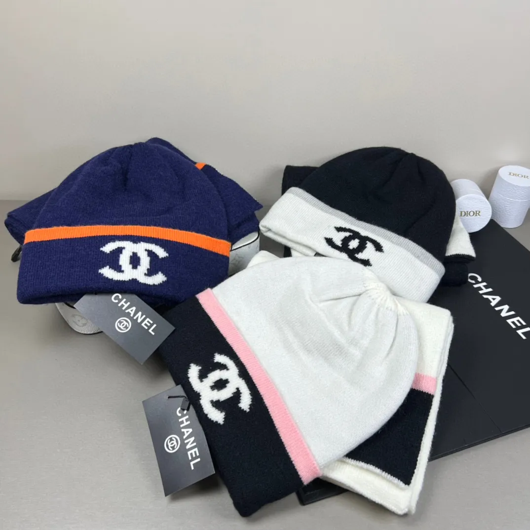 P160 CHANEL Xiaohongshu hot style, official website new classic suit hat! Hat ➕Scarf! It feels great in hand! It’s warm and super comfortable. This winter, all you need is a hat set like this. It’s warm and fashionable! Welcome to choose!!