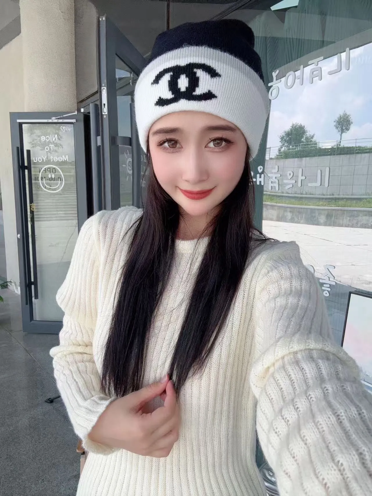 P160 CHANEL Xiaohongshu hot style, official website new classic suit hat! Hat ➕Scarf! It feels great in hand! It’s warm and super comfortable. This winter, all you need is a hat set like this. It’s warm and fashionable! Welcome to choose!!