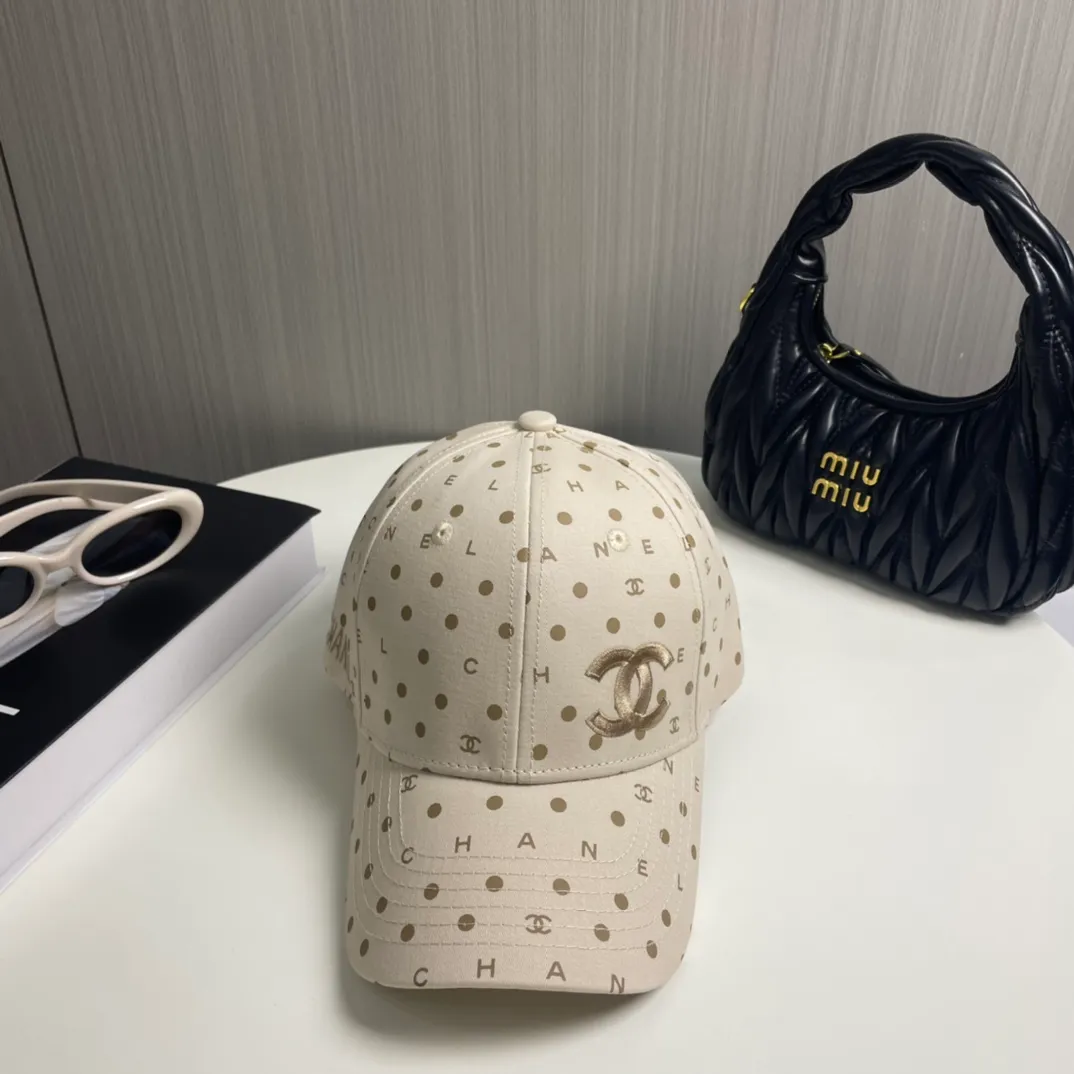P60 CHANEL] New simple embroidered logo baseball cap 🧢New model shipped, big brand style is super easy to match, hurry up and get it