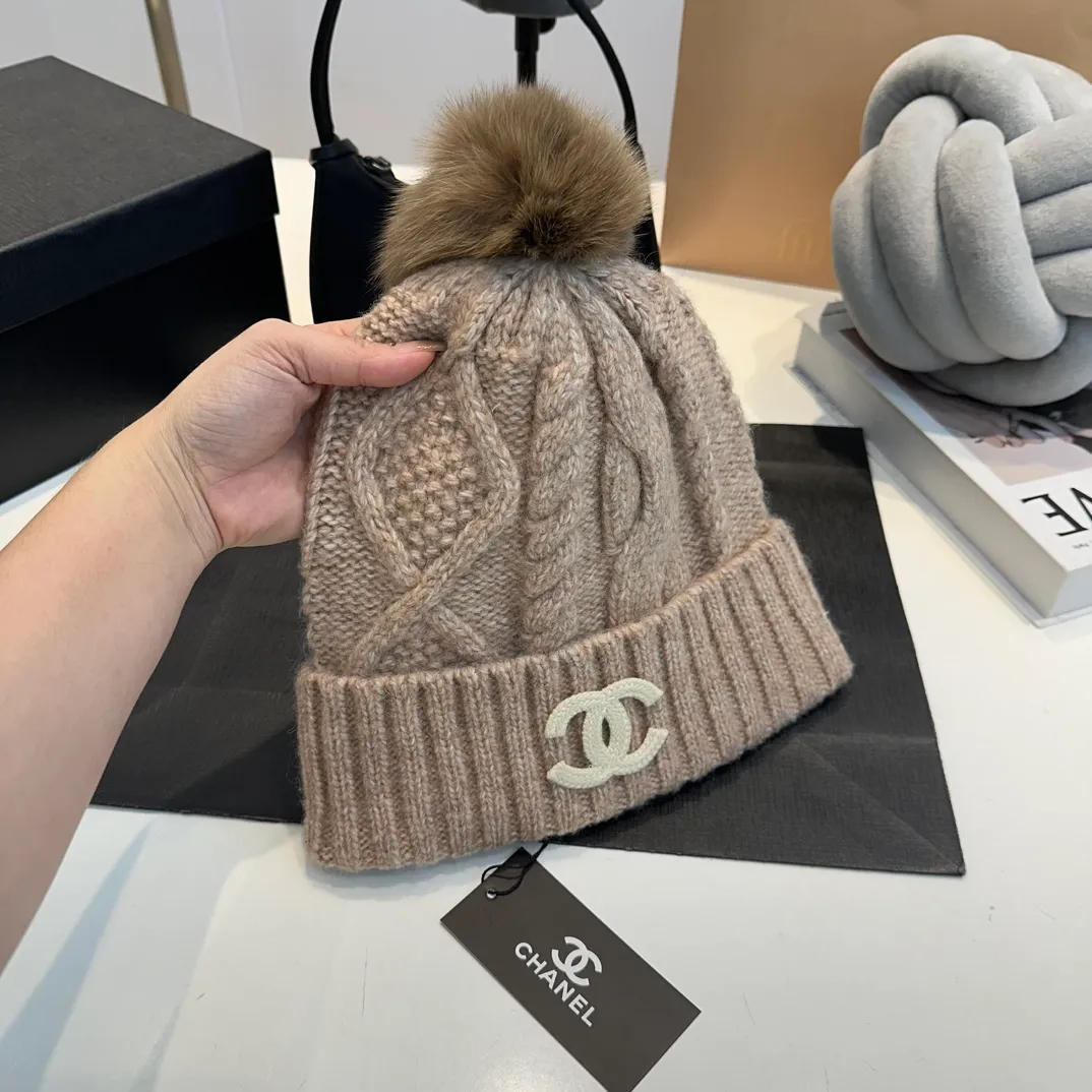 P90 CHANEL Chanel Orphan Fur Ball Autumn and Winter New Big Brand Wool Knitted Beanie One-size-fits-all, complete with tags ~ Very easy to match when out on the street!