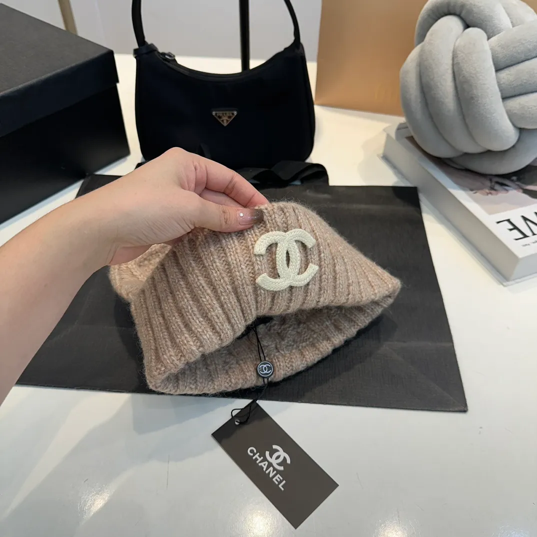 P90 CHANEL Chanel Orphan Fur Ball Autumn and Winter New Big Brand Wool Knitted Beanie One-size-fits-all, complete with tags ~ Very easy to match when out on the street!