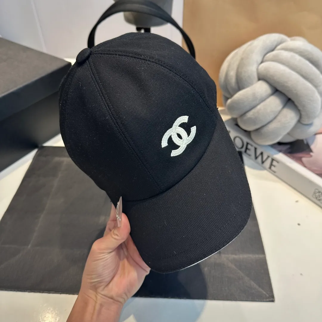 P90 These Chanel baseball caps are a must-have! The classic three colors of black, white and navy are simple and elegant. The iconic double C logo is super eye-catching and instantly enhances the fashion level💯. Whether it is paired with casual wear or a small dress, it can easily hold the whole audience~