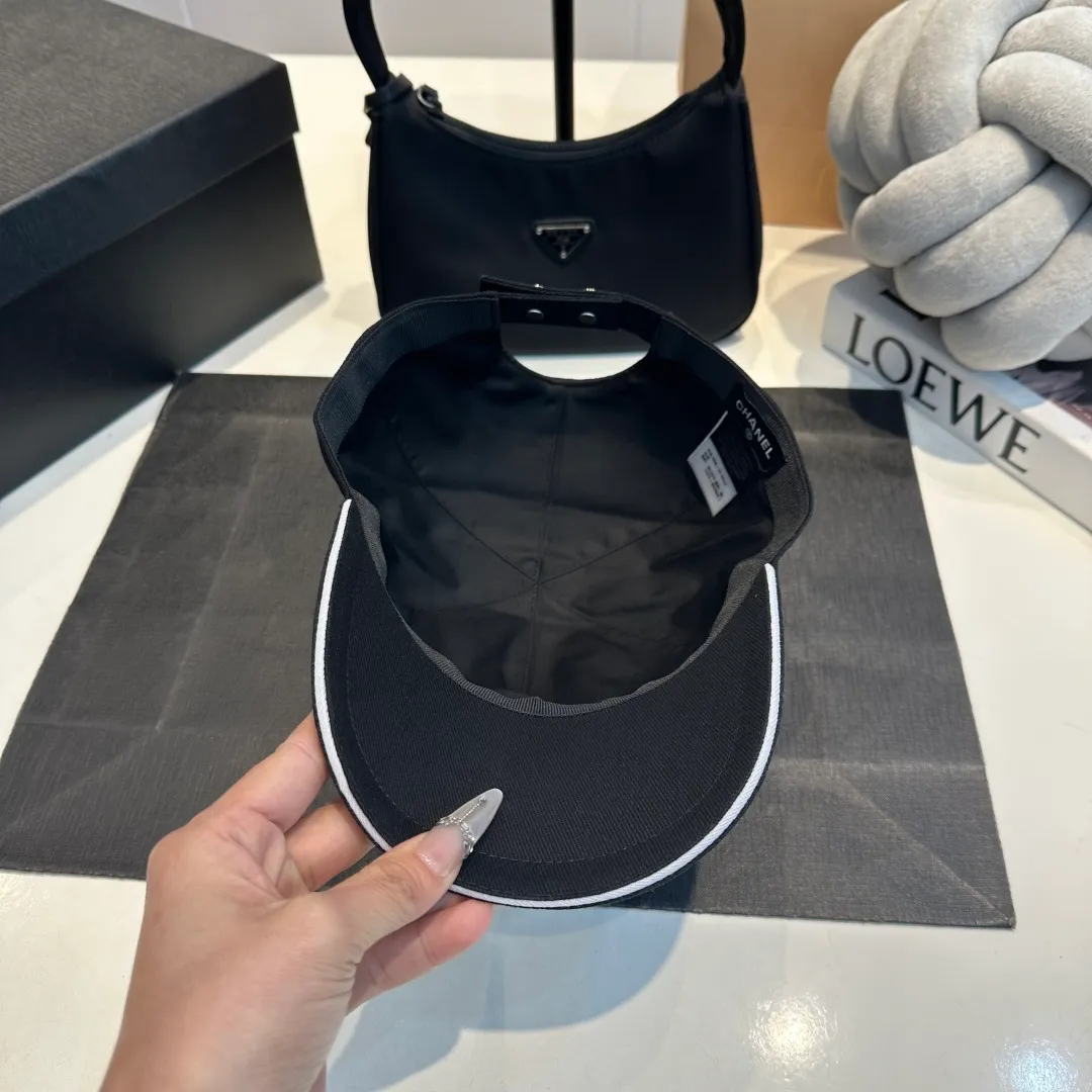P90 These Chanel baseball caps are a must-have! The classic three colors of black, white and navy are simple and elegant. The iconic double C logo is super eye-catching and instantly enhances the fashion level💯. Whether it is paired with casual wear or a small dress, it can easily hold the whole audience~