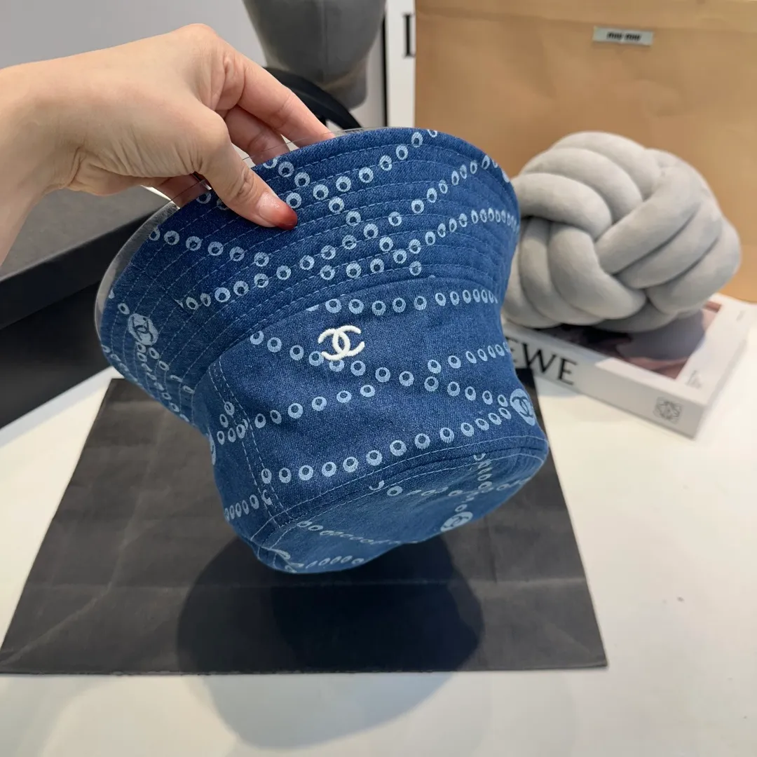 P60 Chanel/Chanel's new fisherman hat has a perfect shape and can be used with various head shapes! Hepburn hood type, flatters the face shape and provides better sun protection! Head circumference:58cm