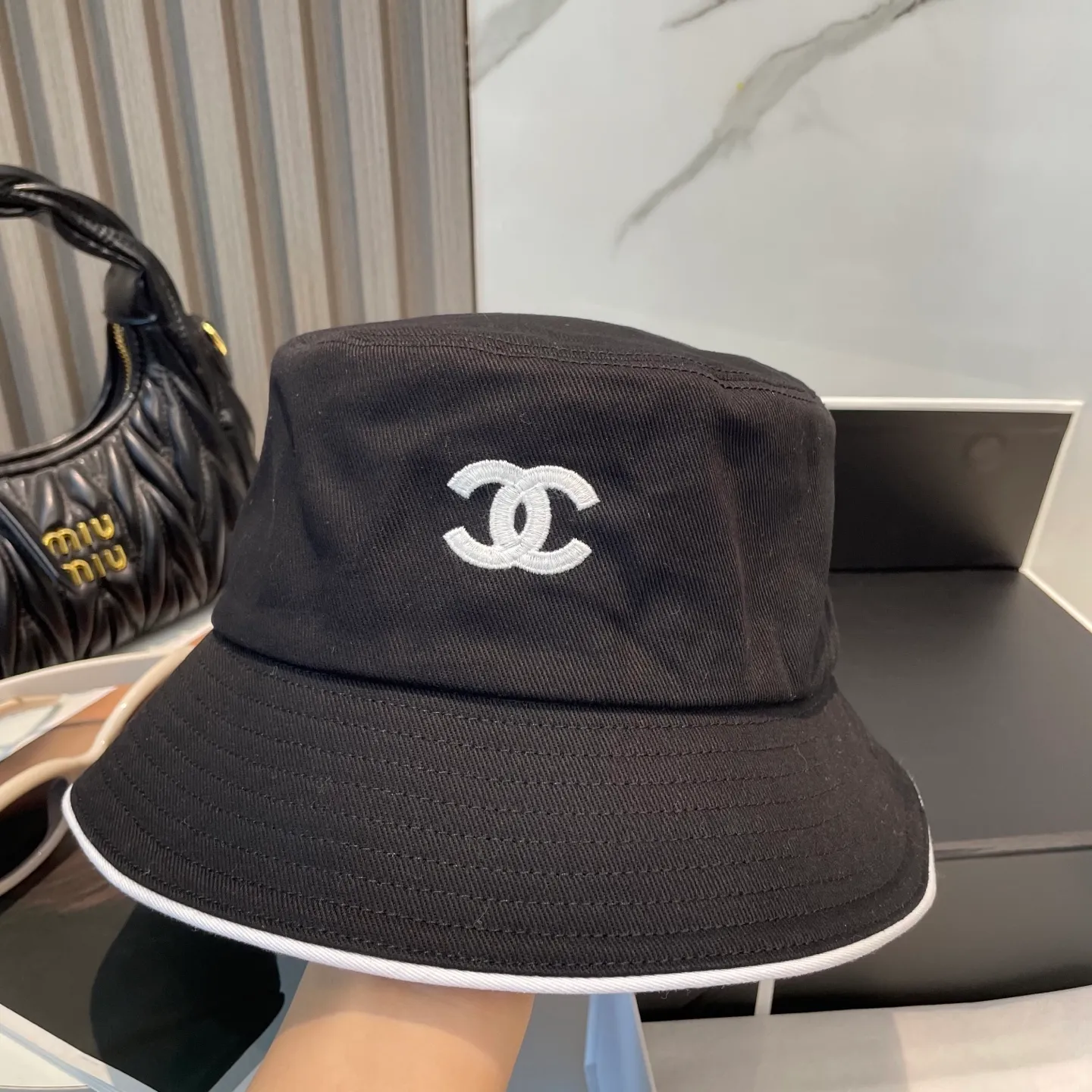 P96 Chanel (Chanel) counter new original embroidered fisherman hat 1:1 mold customization, three-dimensional embroidery, exquisite and flawless! 100% pure cotton fabric, original factory quality, exclusive physical photography.