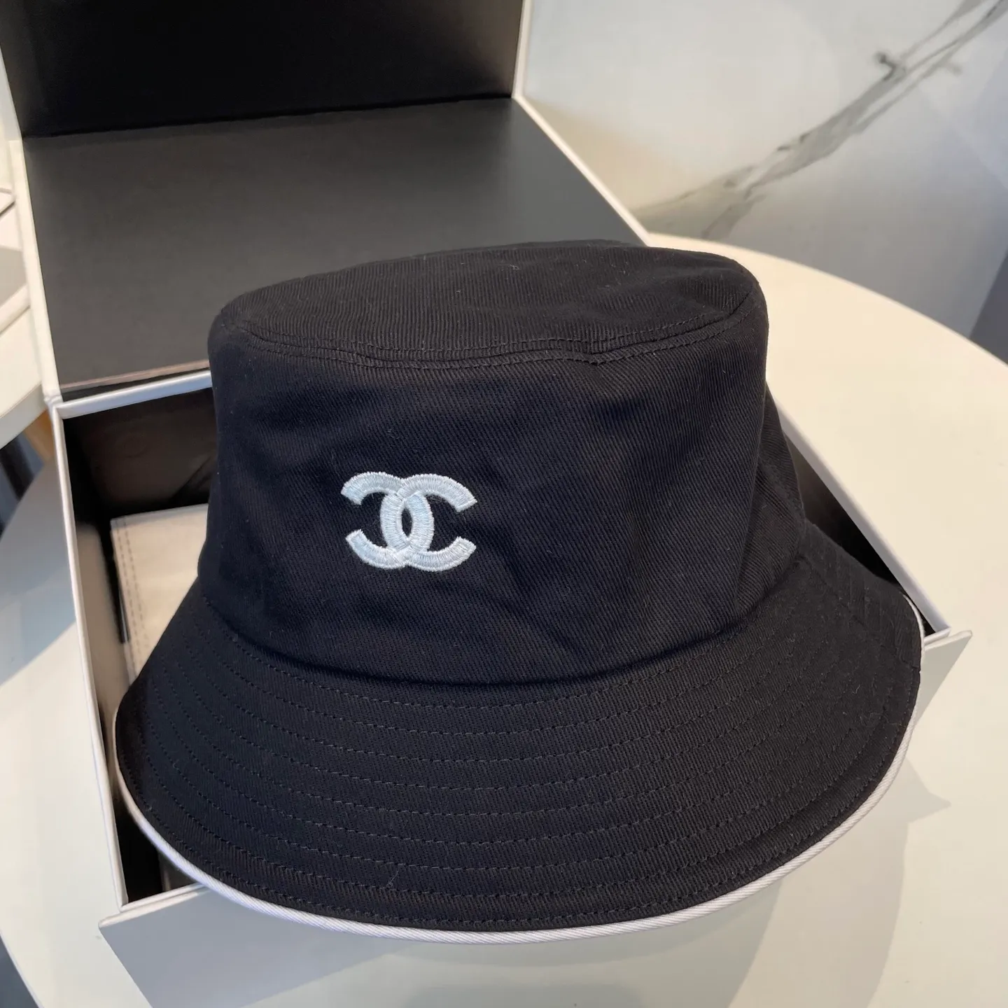 P96 Chanel (Chanel) counter new original embroidered fisherman hat 1:1 mold customization, three-dimensional embroidery, exquisite and flawless! 100% pure cotton fabric, original factory quality, exclusive physical photography.