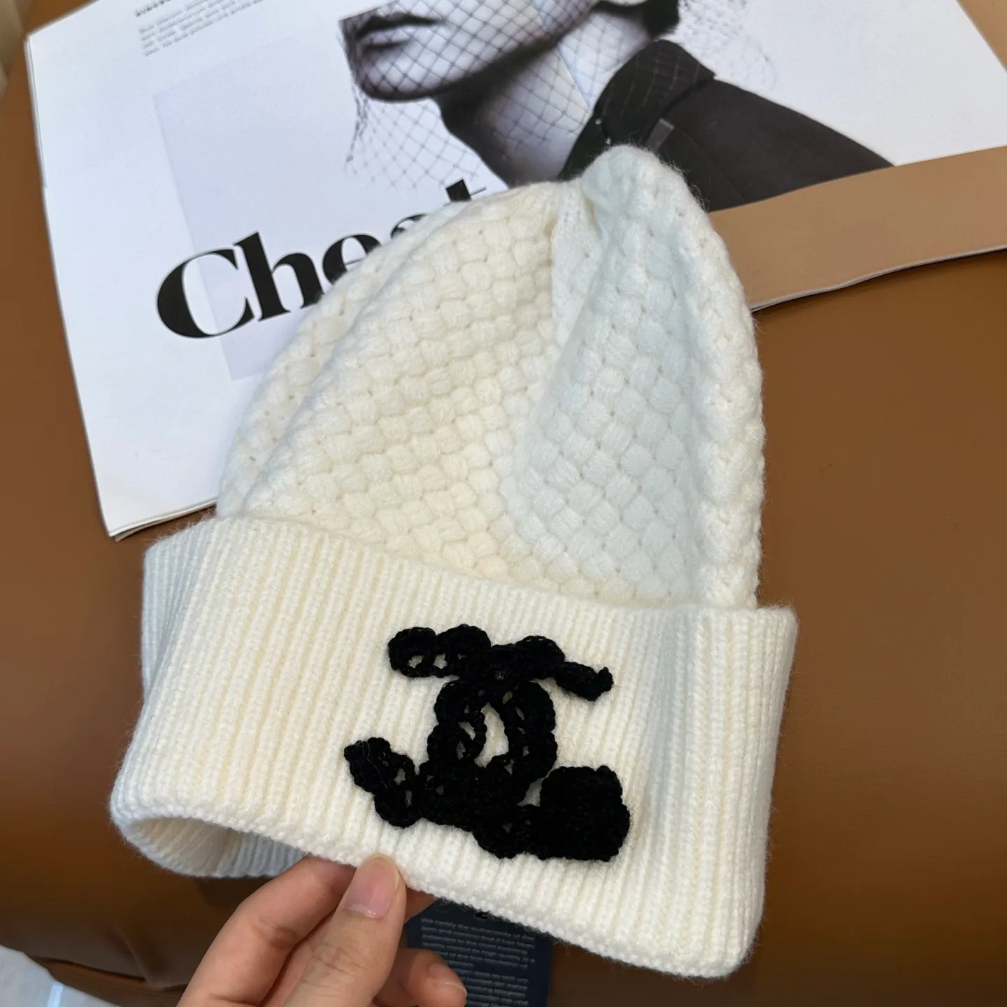 P70 Chanel official website quality Chanel autumn and winter knitted hat recommended by internet celebrity fashion bloggers. It hides a quiet sense of high-end. Every line is neat and elegant, simple but not simple, generous but not out of style. Every detail shows high-end taste, and the sense of fashion becomes more and more intriguing in the restraint.
