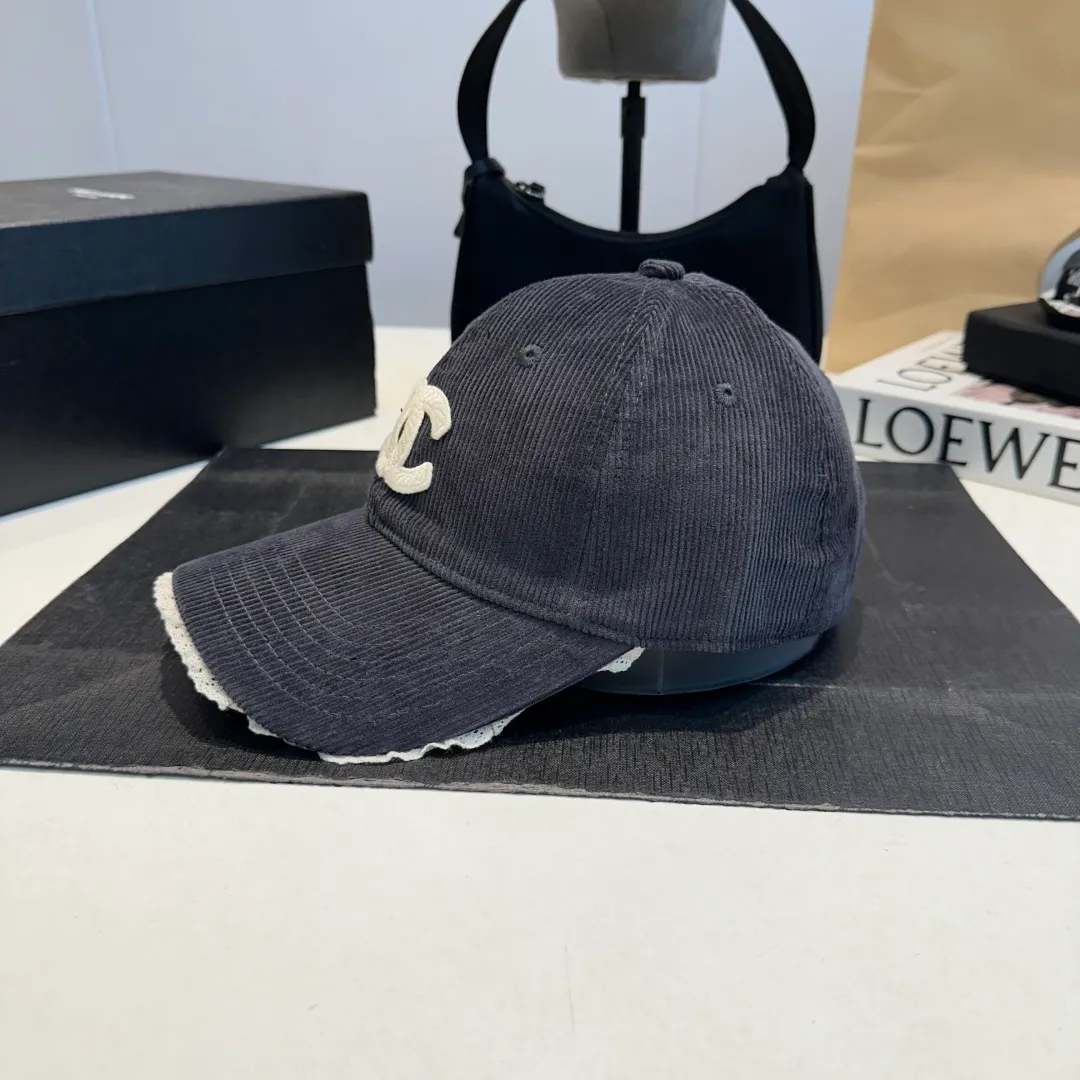 P70 Chanel's new autumn corduroy baseball cap 🧢 The colors of the small label are really eye-catching. The soft-top design of the entire hat fits perfectly on the head and is very comfortable. The color and texture are relatively retro and very versatile. Highly recommended. A must-have item for everyone✔️✔️