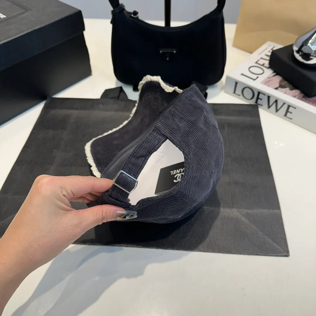 P70 Chanel's new autumn corduroy baseball cap 🧢 The colors of the small label are really eye-catching. The soft-top design of the entire hat fits perfectly on the head and is very comfortable. The color and texture are relatively retro and very versatile. Highly recommended. A must-have item for everyone✔️✔️