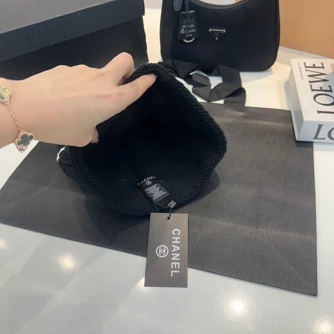 P70 official website quality Chanel 23K autumn and winter wool hat recommended by Internet celebrity fashion bloggers, a popular style in Xiaohongshu, a knitted hat with a super soft and comfortable feel and excellent elasticity!