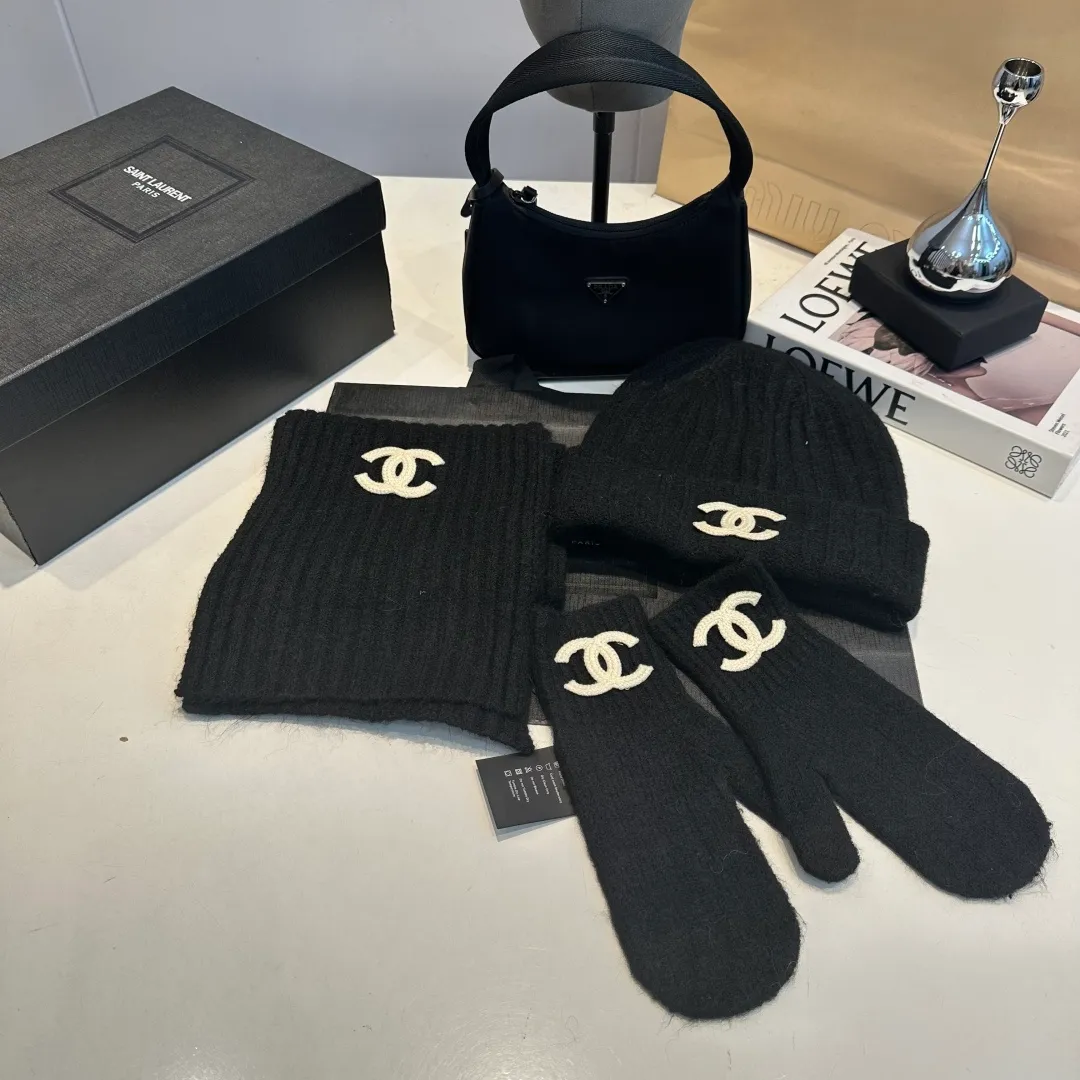 P130 CHANEL Xiaohongshu popular style, official website new classic suit hat! Hat➕scarf+gloves feel great! It’s warm and super comfortable. This winter, all you need is a hat set like this. It’s warm and fashionable! Welcome to choose!!
